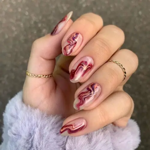 Inspirasi Burgundy Nail Art, Bikin Kuku Terlihat Mewah