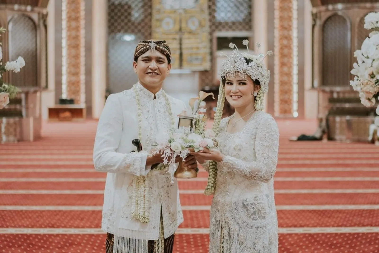 Penuh Syahdu, 9 Pasangan Seleb Ini Menggelar Pernikahan di Masjid