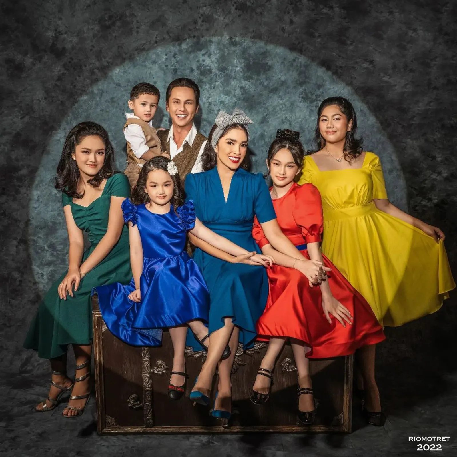 10 Referensi Foto Keluarga a la Artis Indonesia, Hangat dan Kompak!