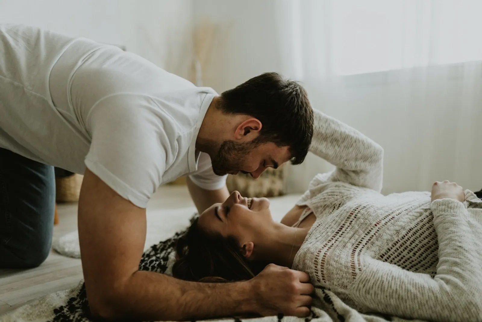 Jangan Diremehkan, Ini Lho 9 Manfaat Tidur Bersama Pasangan