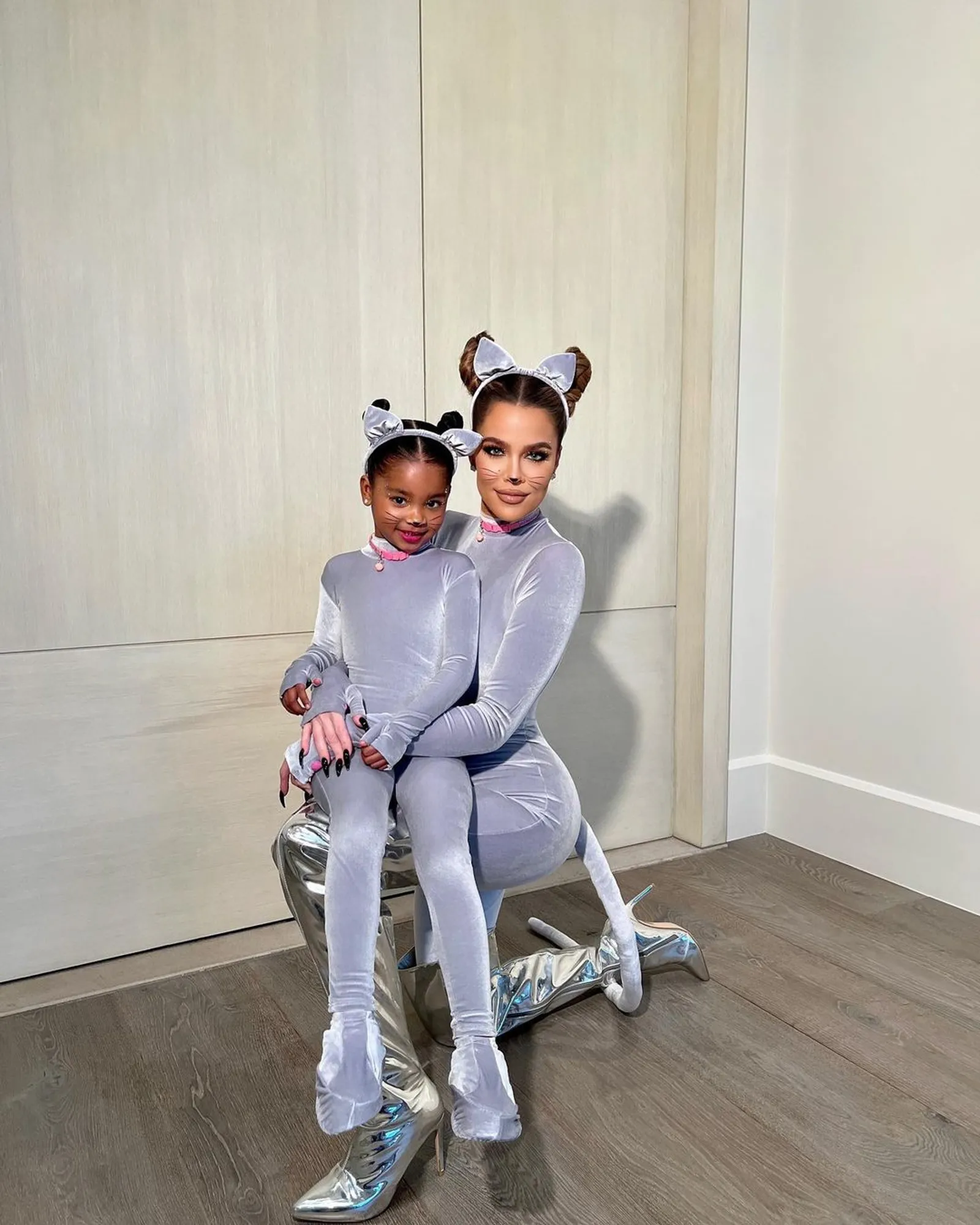 Deretan Gaya Kompak Khloe Kardashian Bersama Sang Anak