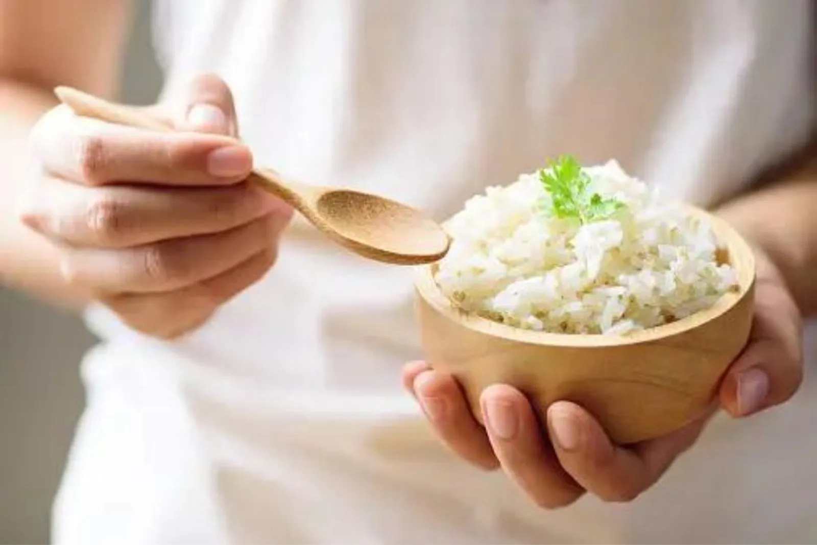 7 Arti Mimpi Melihat Orang Makan Nasi, Ada Perasaan Terpendam