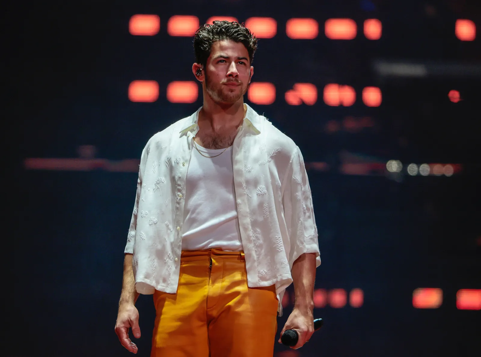 Gaya Charming Jonas Brothers Pakai Koleksi Fendi Men saat World Tour