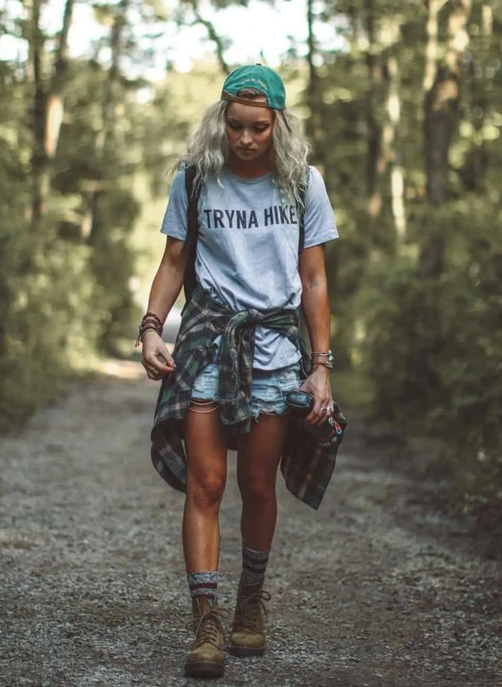 12 Outfit Camping Perempuan yang Stylish tapi Nyaman