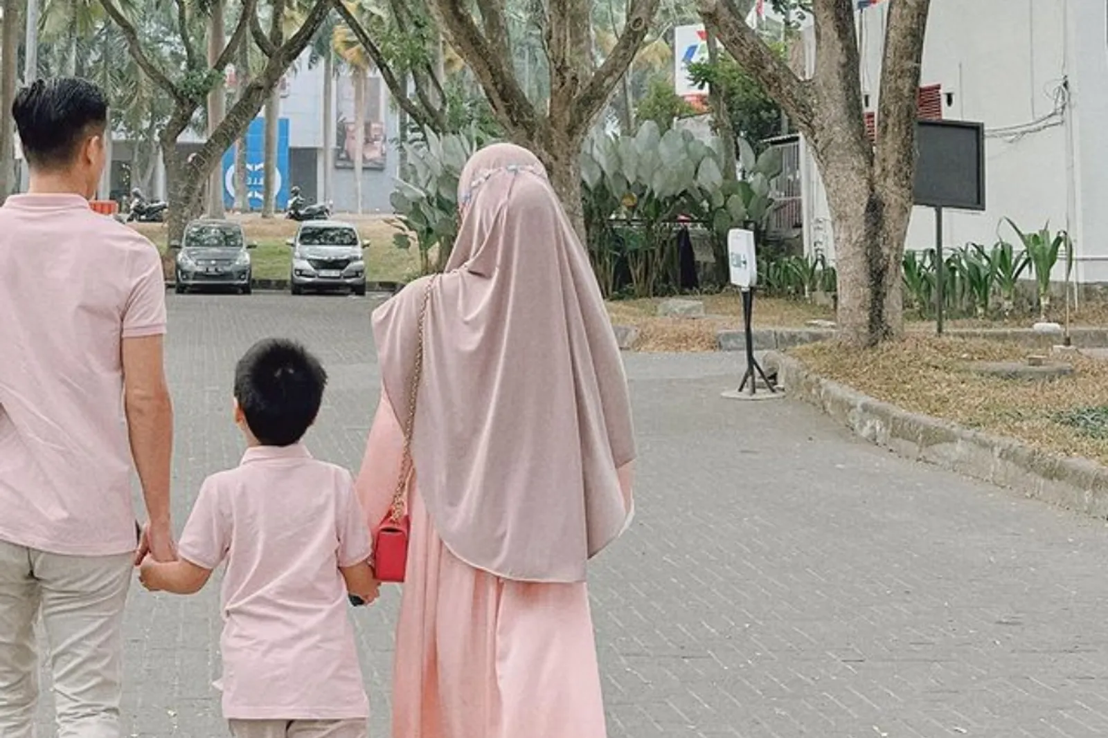 Pamer Foto Bareng Lelaki, Larissa Chou Isyaratkan Siap Menikah Lagi