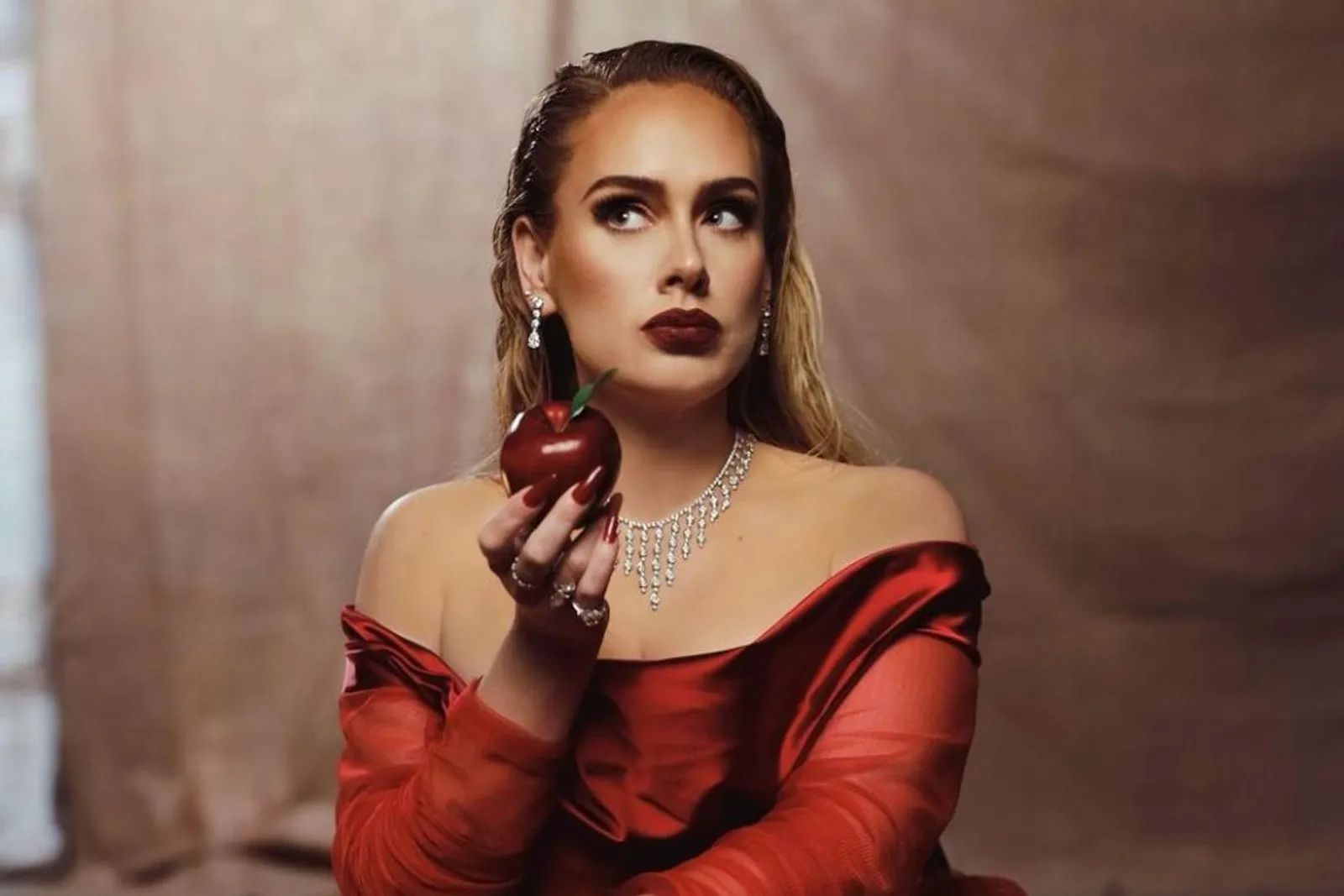 Riasan Ikonik Adele, Penampilan Glamour Bikin Penggemar Terpana