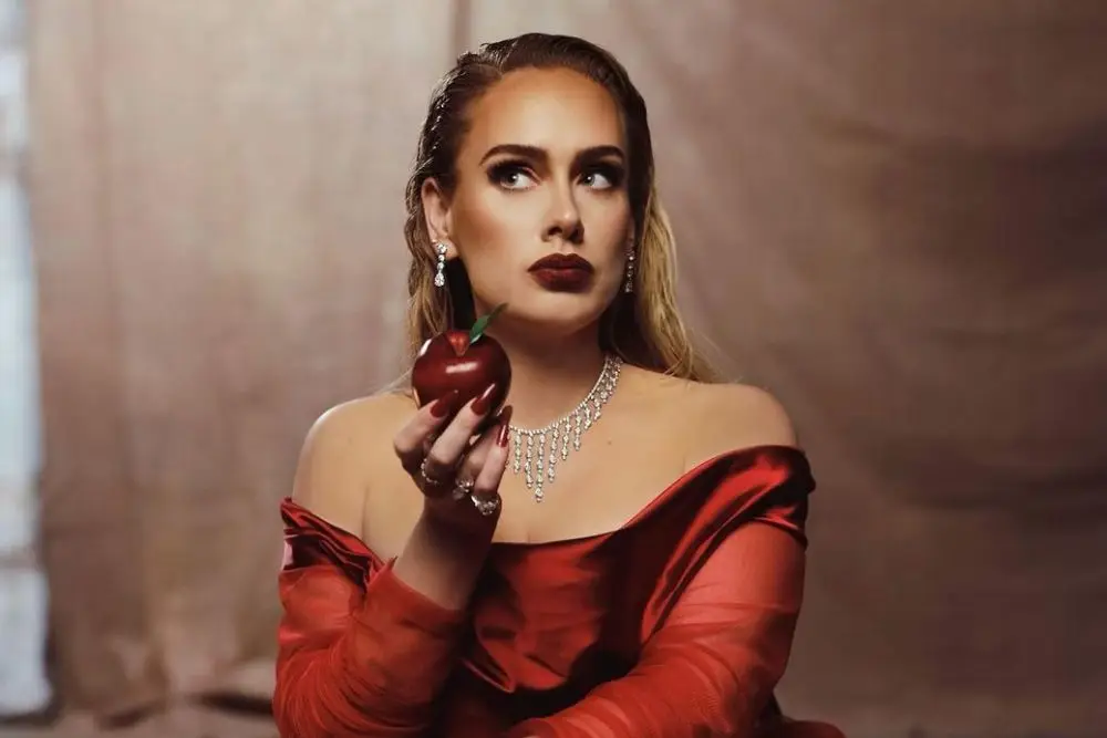 Riasan Ikonik Adele, Penampilan Glamour Bikin Penggemar Terpana