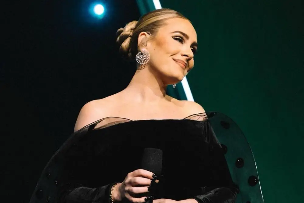 Riasan Ikonik Adele, Penampilan Glamour Bikin Penggemar Terpana