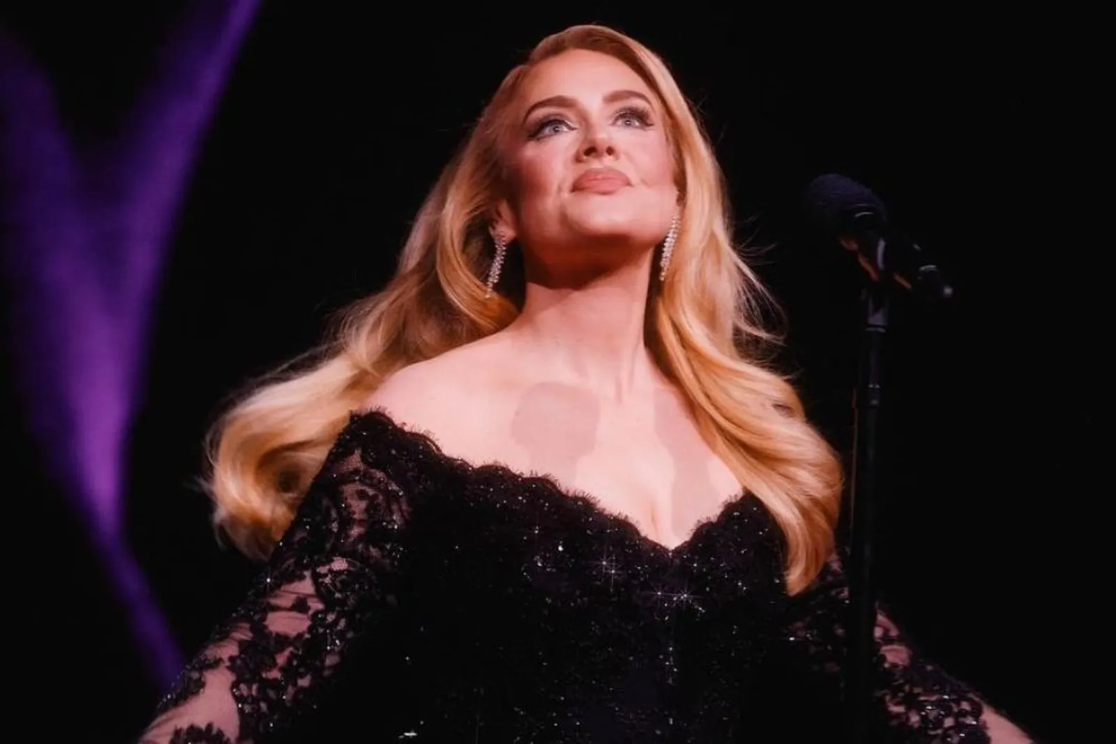 Riasan Ikonik Adele, Penampilan Glamour Bikin Penggemar Terpana