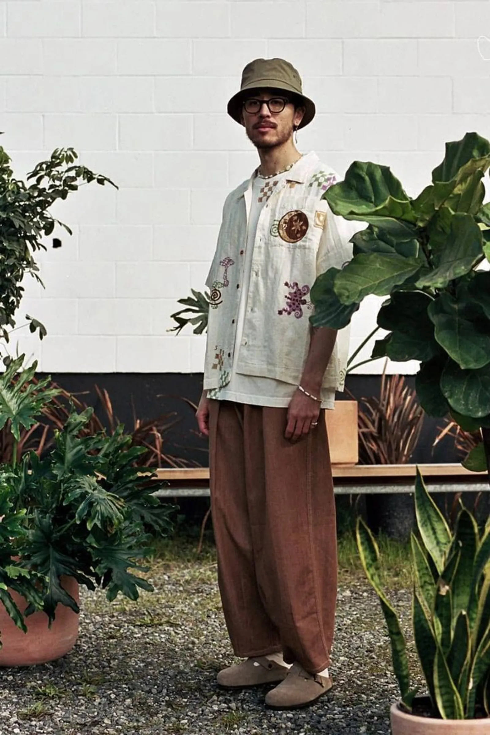 10 Outfit Earth Tone Laki-Laki yang Cocok untuk Daily Wear