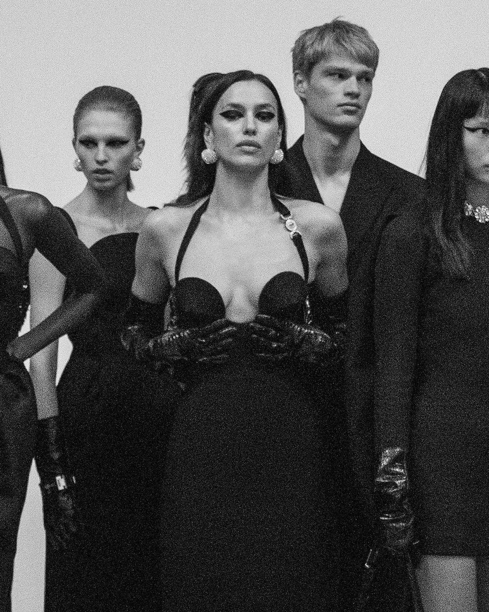 Versace Rilis Campaign Fall 2023 Dibintangi Gigi Hadid & Irina Shayk