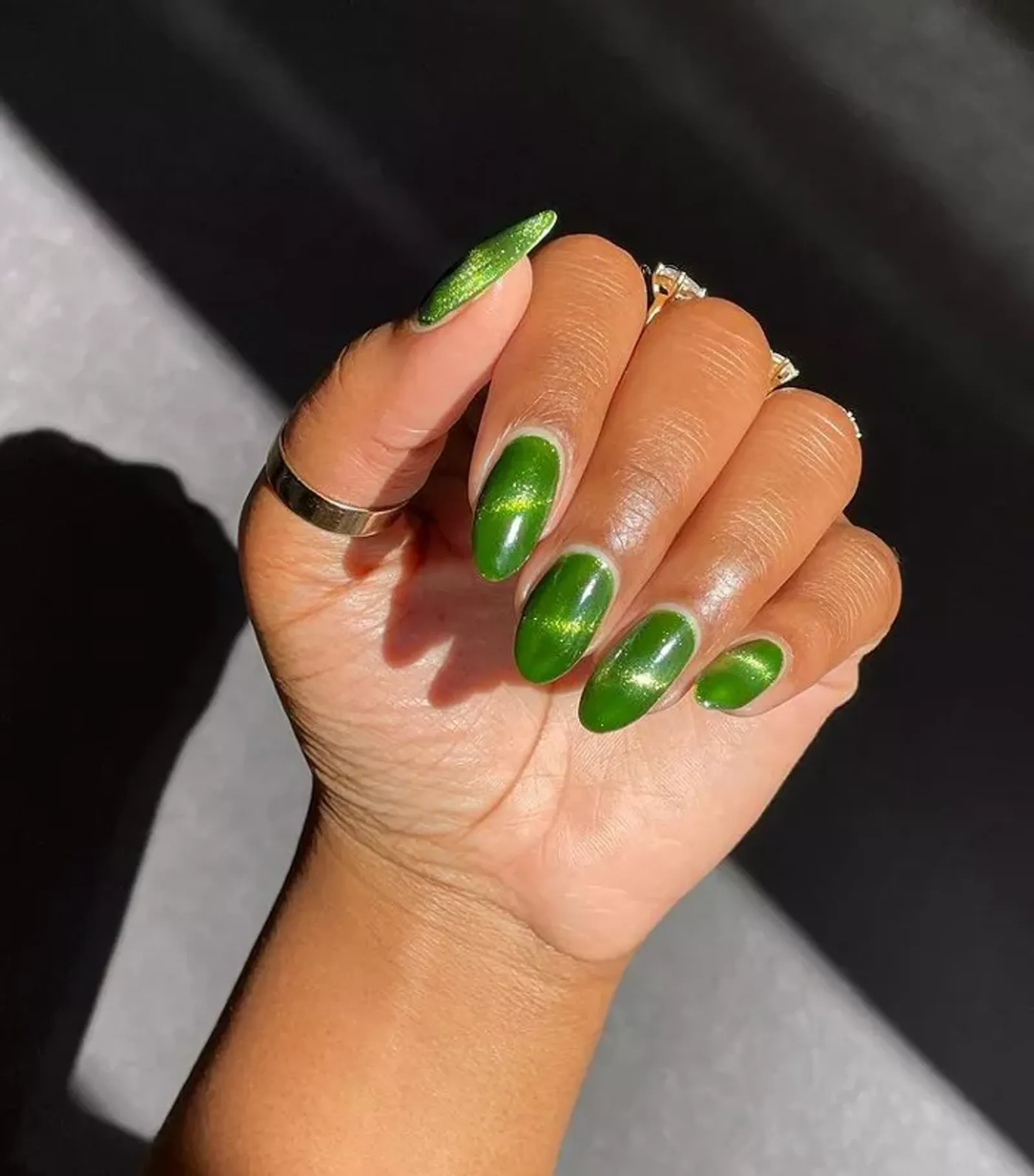 Inspirasi Nail Art Cat Eye, Penampilan Jadi Auto Statement!