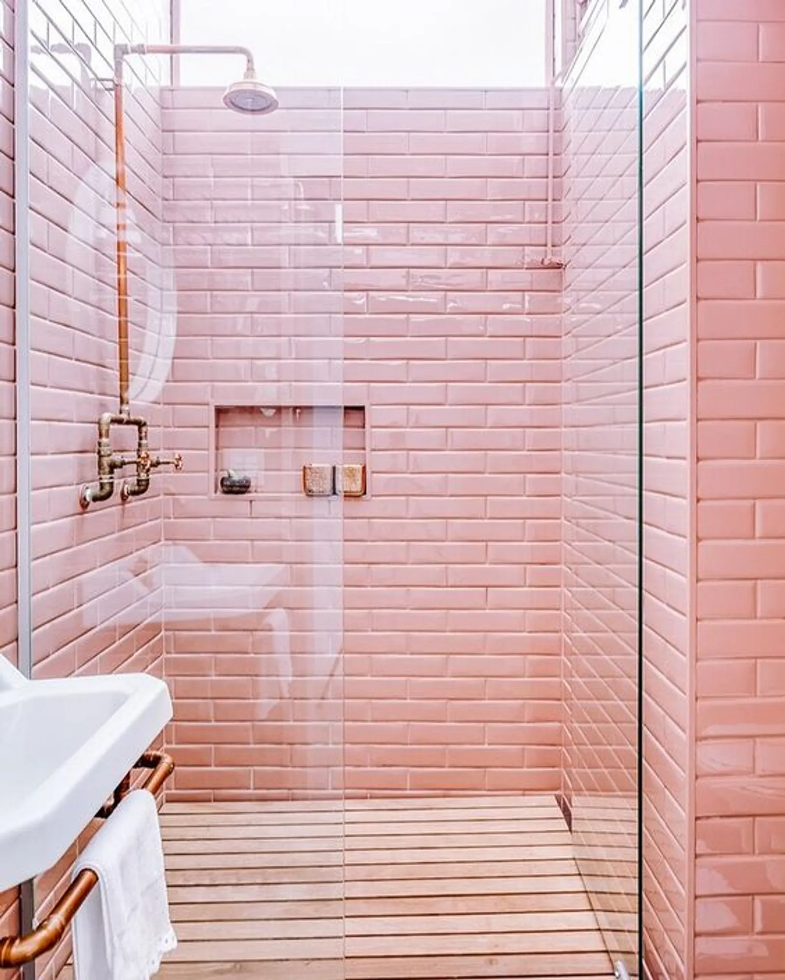 12 Ide Desain Kamar Mandi Bernuansa Pink, Penuh Kelembutan