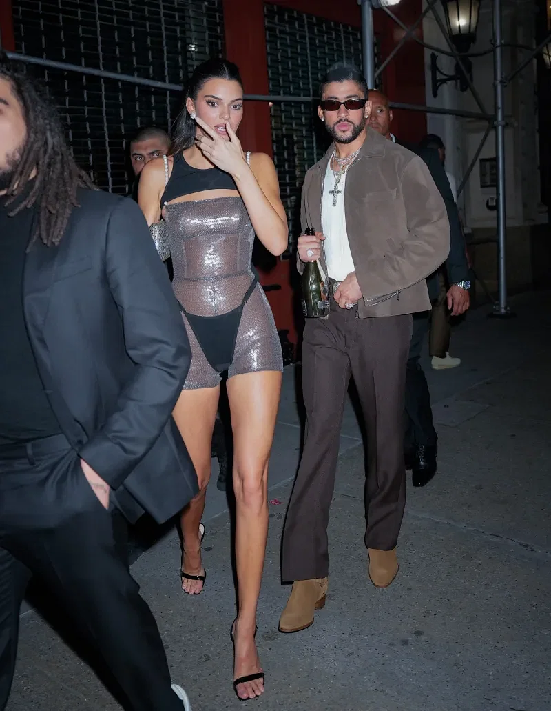 Deretan Gaya Outfit Ngedate Kendall Jenner dan Bad Bunny