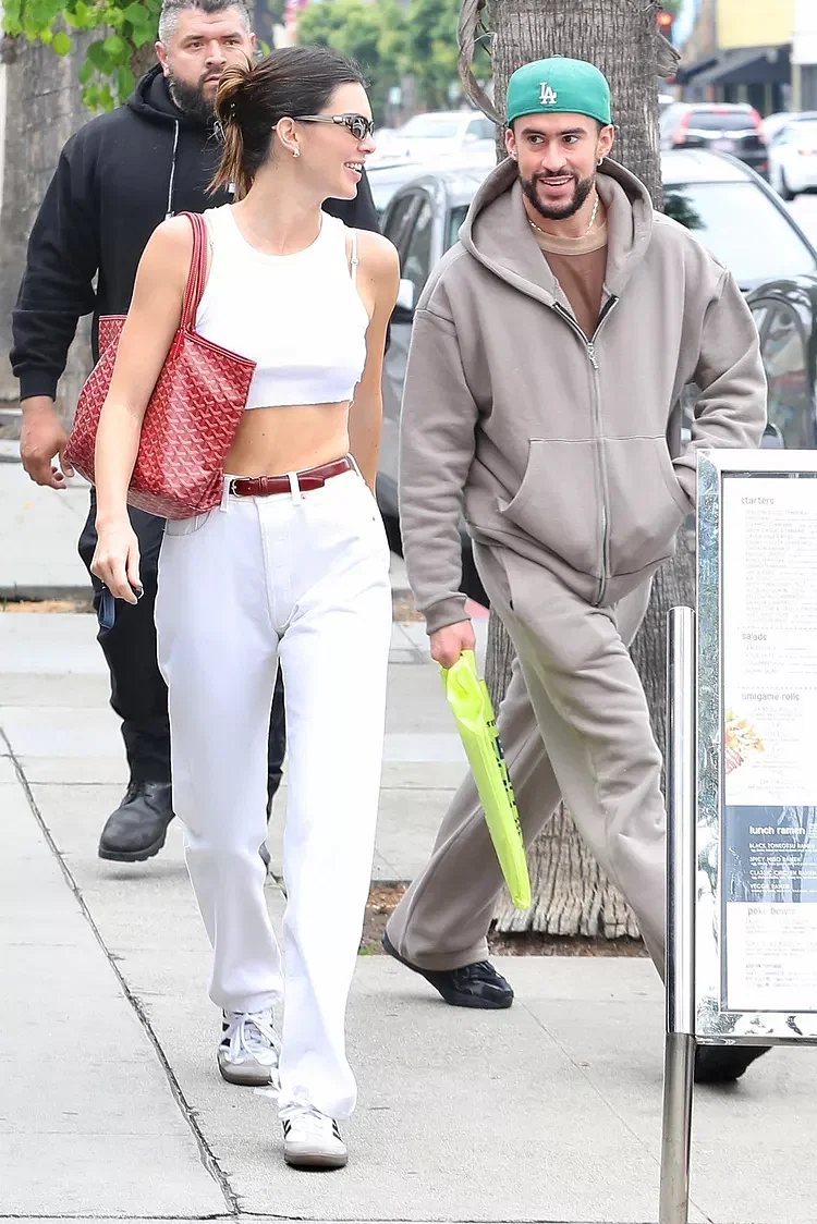 Deretan Gaya Outfit Ngedate Kendall Jenner dan Bad Bunny