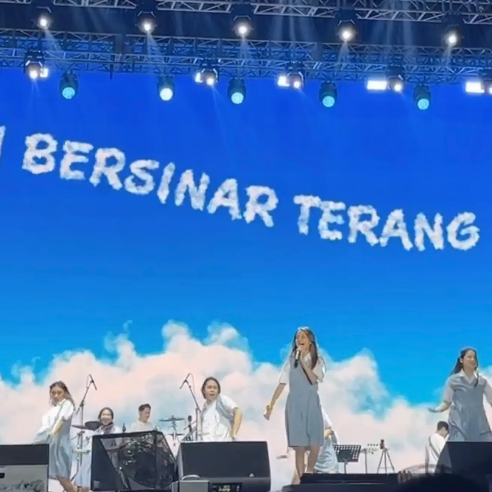 Nostalgia Bareng Konser Petualangan Sherina di Synchronize Fest 2023