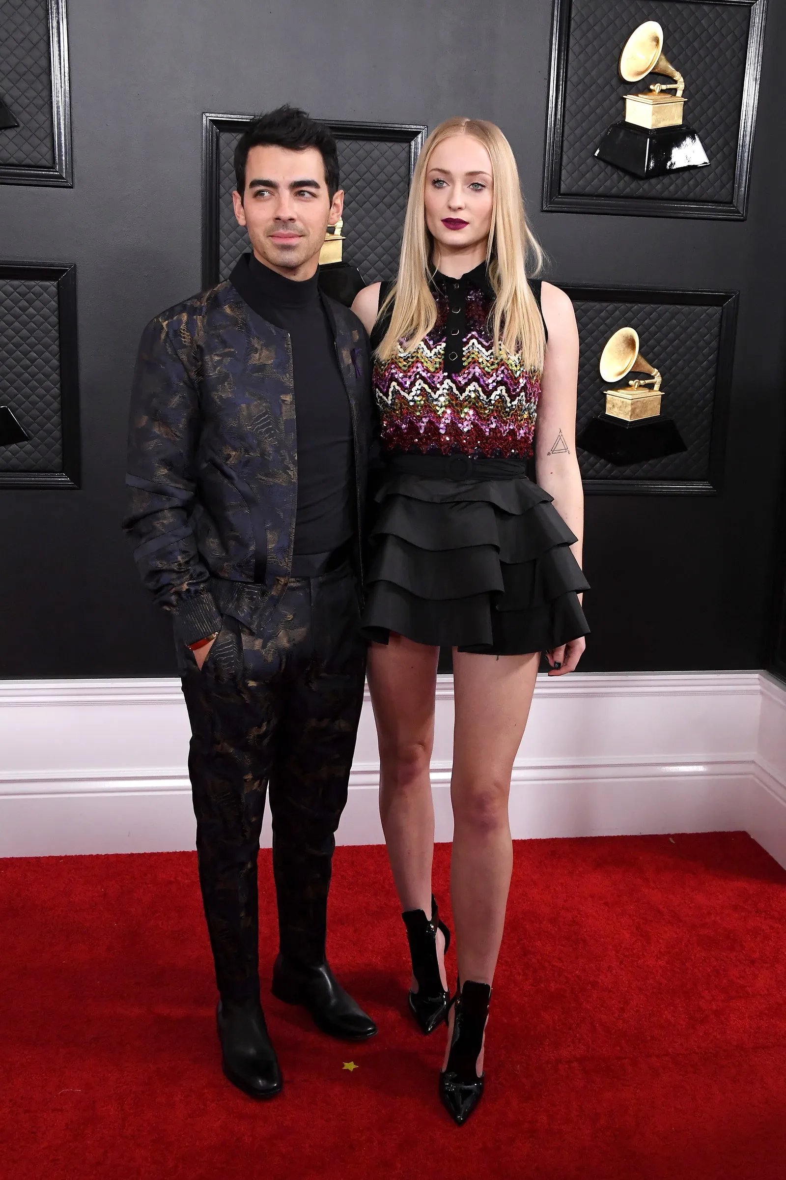 Gaya Serasi Sophie Turner & Joe Jonas di Karpet Merah Sebelum Bercerai