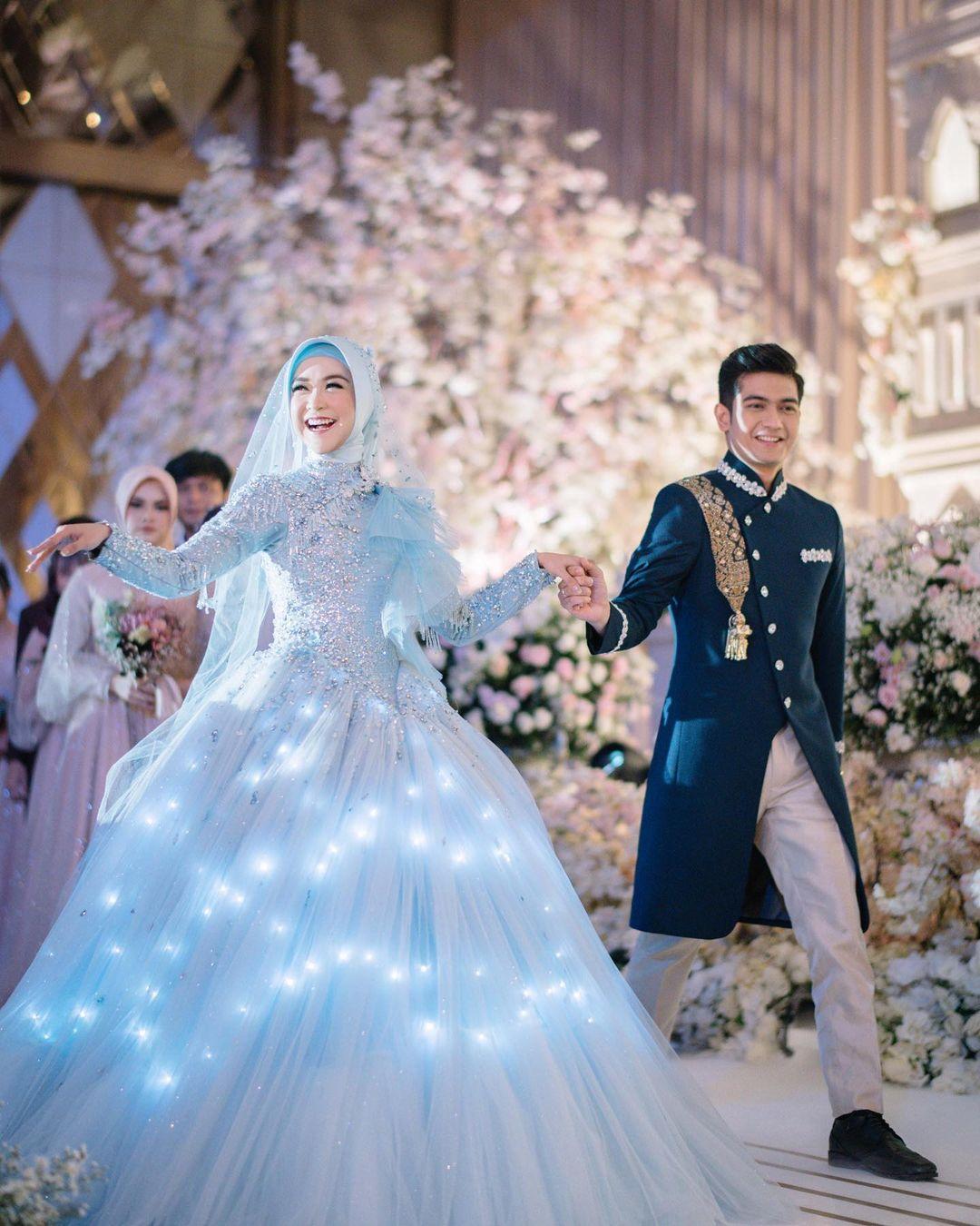 10 Gaun Pengantin Muslimah a la Selebritas Indonesia