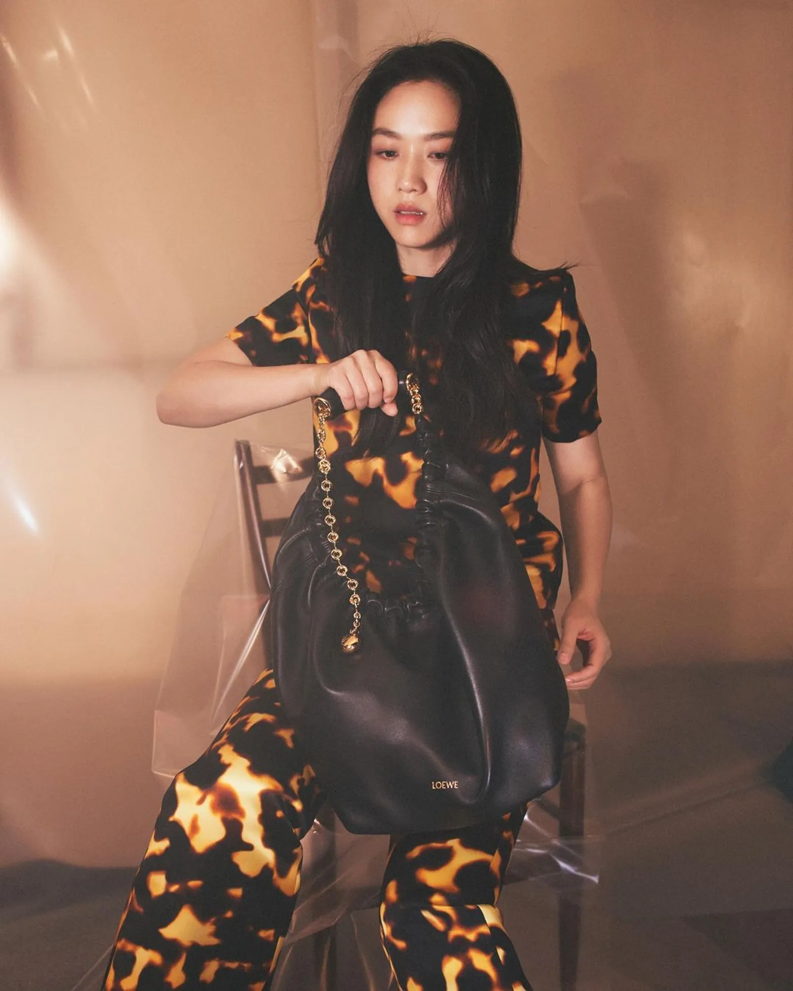 Loewe Rilis Campaign Fall 2023 Dibintangi Taylor Russel dan Tang Wei