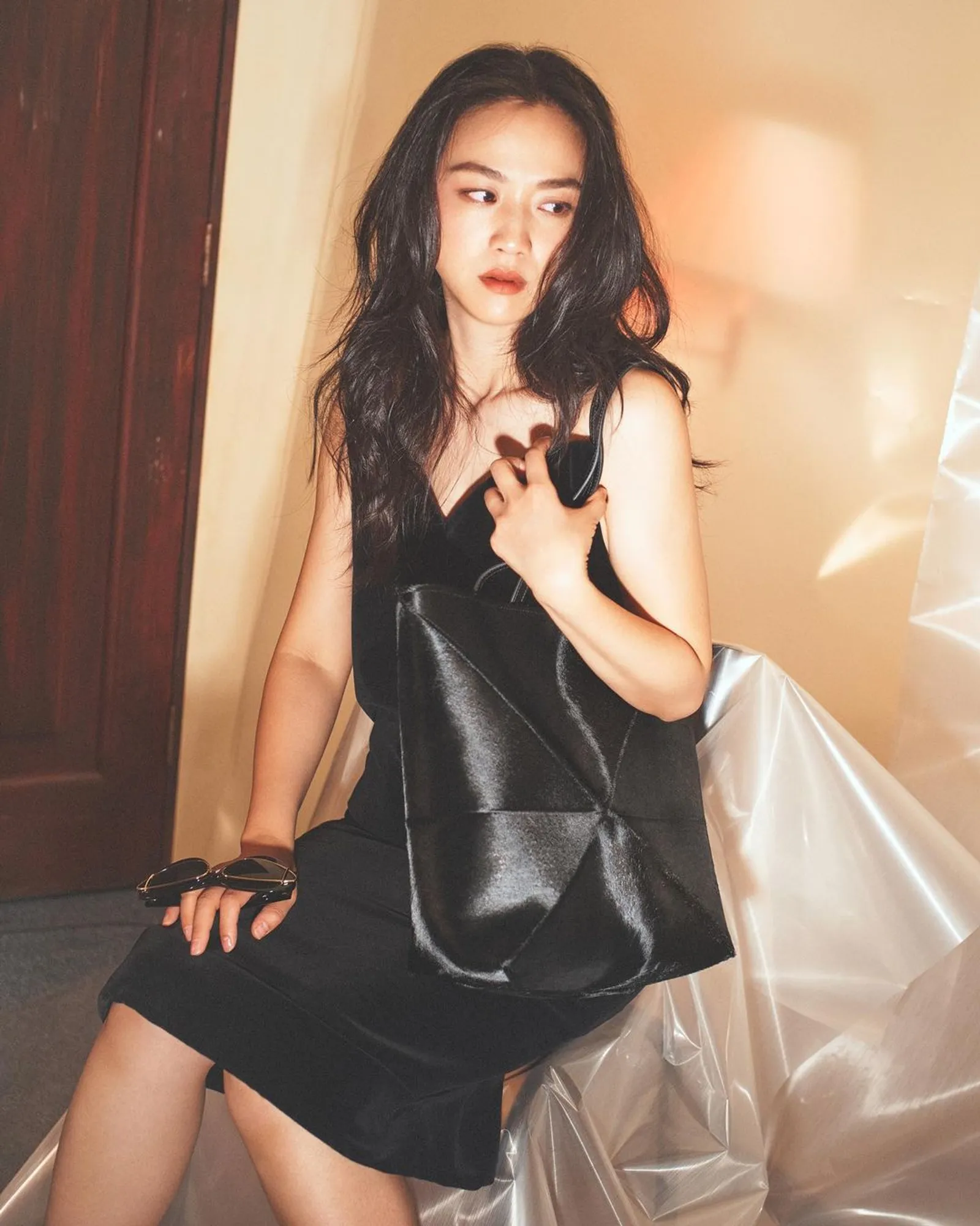 Loewe Rilis Campaign Fall 2023 Dibintangi Taylor Russel dan Tang Wei