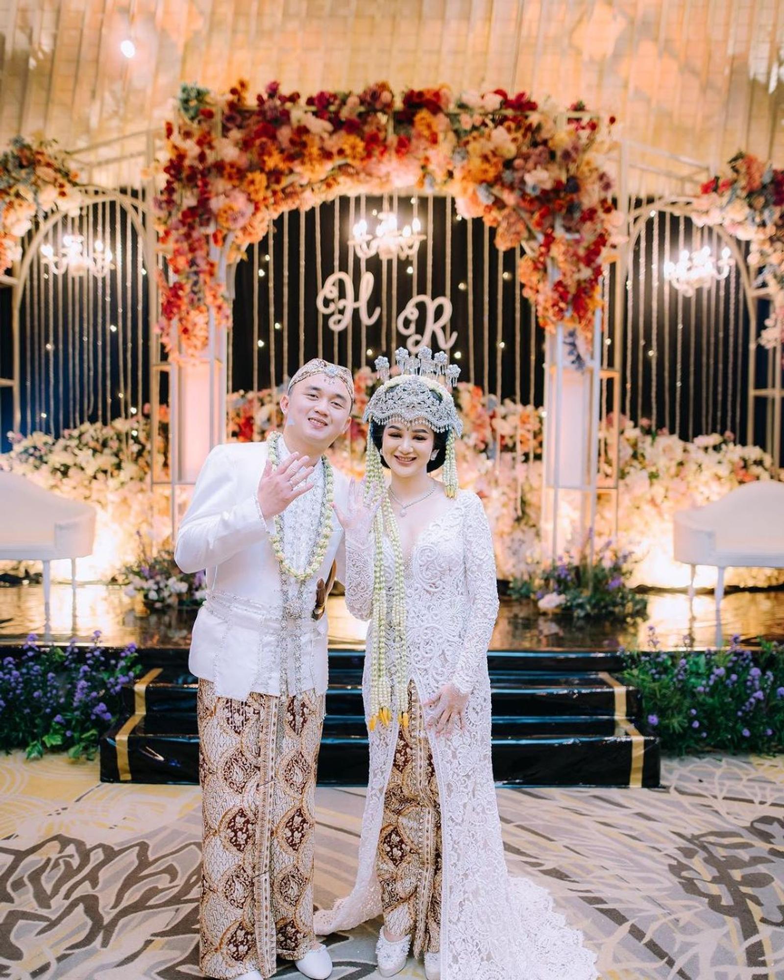 Lepas Masa Lajang, 8 Potret Pernikahan Hana Hanifah dan Kekasih