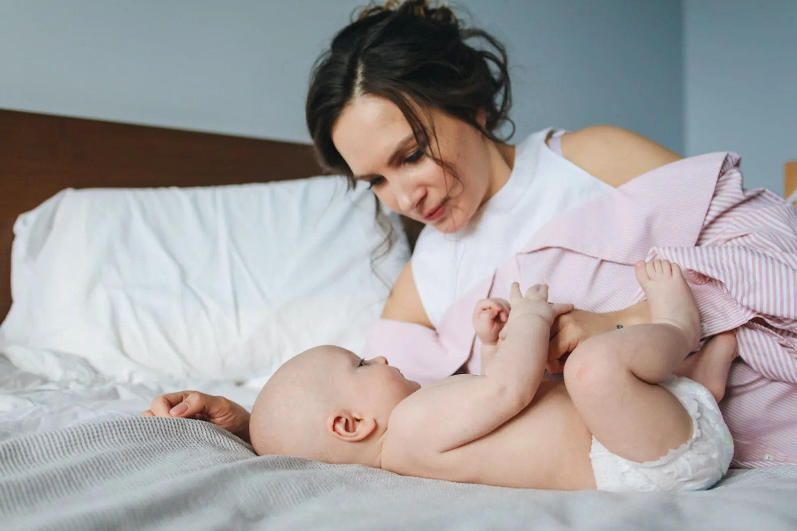 Mitos Bayi Jatuh dari Tempat Tidur, Benarkah Ada Pertanda Buruk?