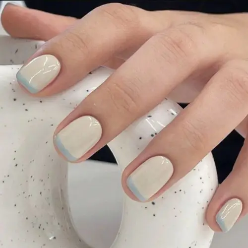 Inspirasi Two Tone French Nails yang Minimalis dan Elegan