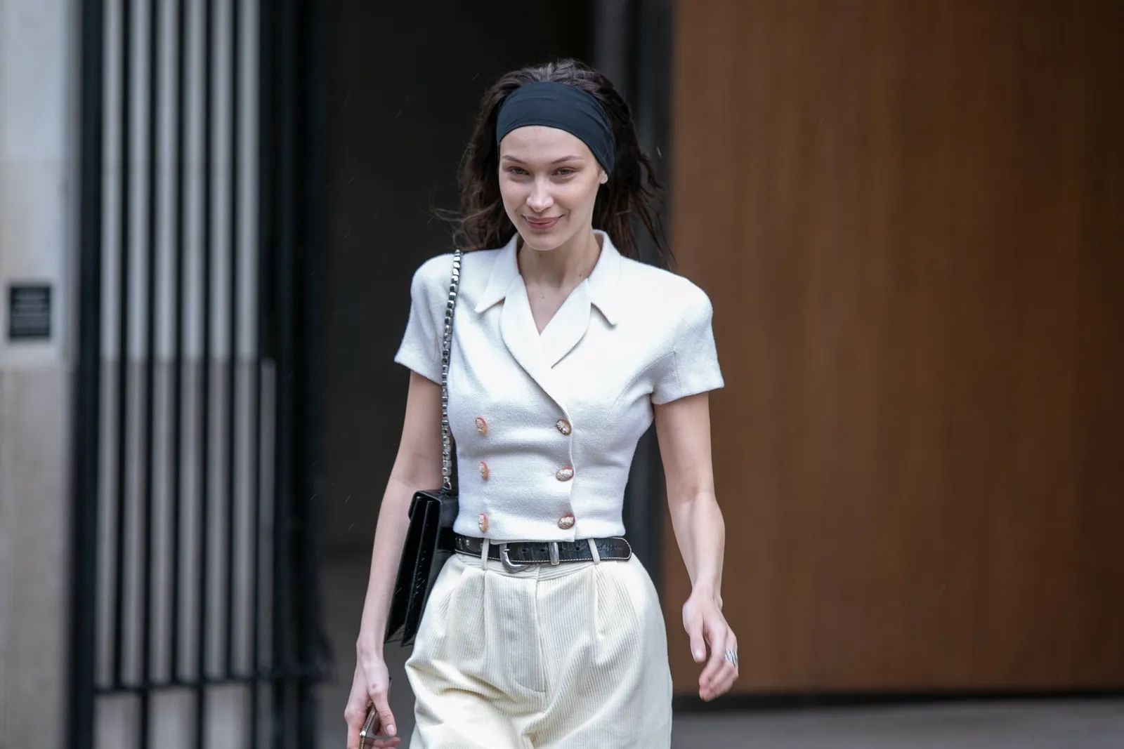 Tips Padu-padan Headband a La Tahun 90-an dari Bella Hadid