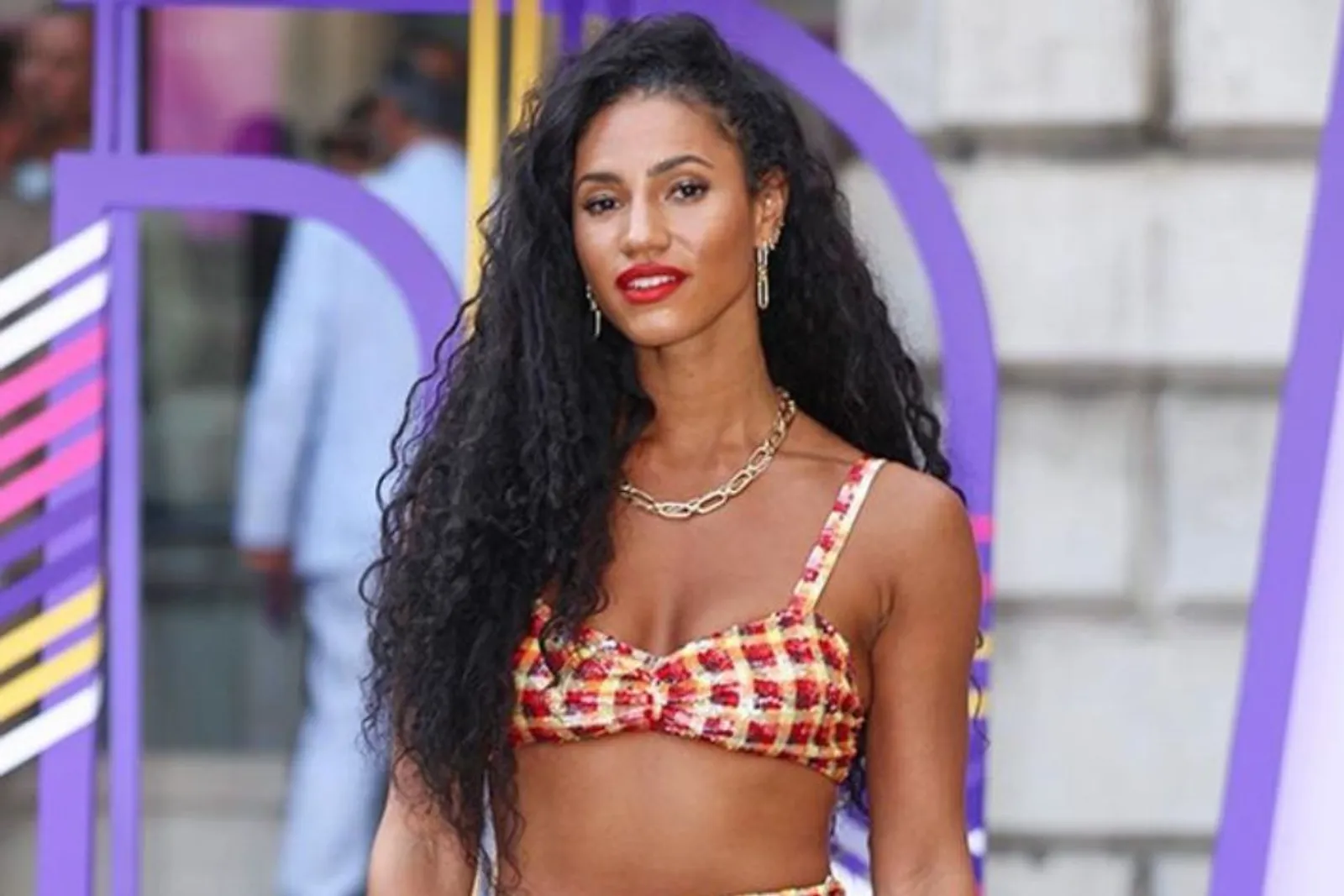 Manis Pesona Vick Hope, Istri Calvin Harris yang Juga Penyiar Radio 