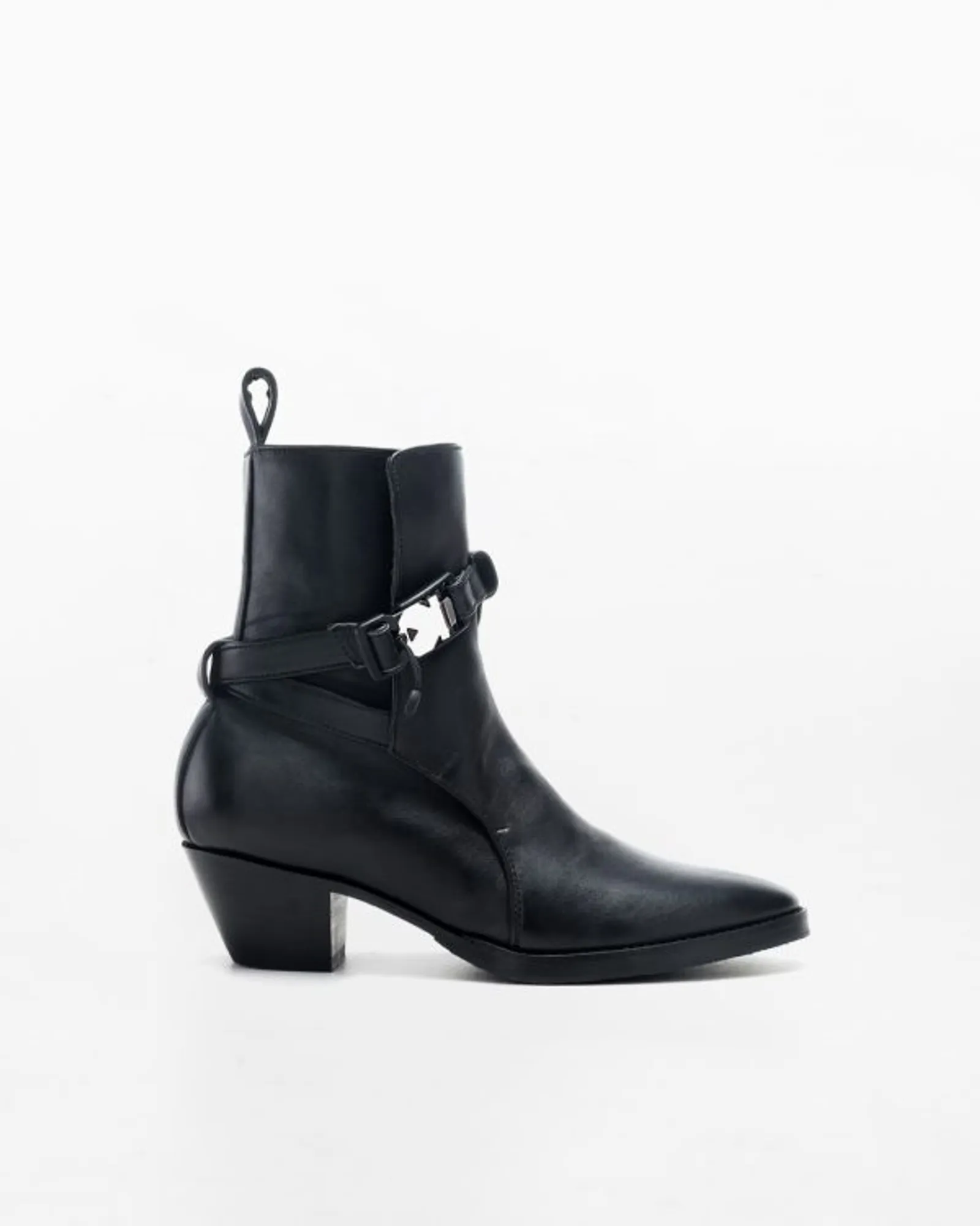 #PopbelaOOTD: Rekomendasi Ankle Boots Perempuan dari Brand Lokal