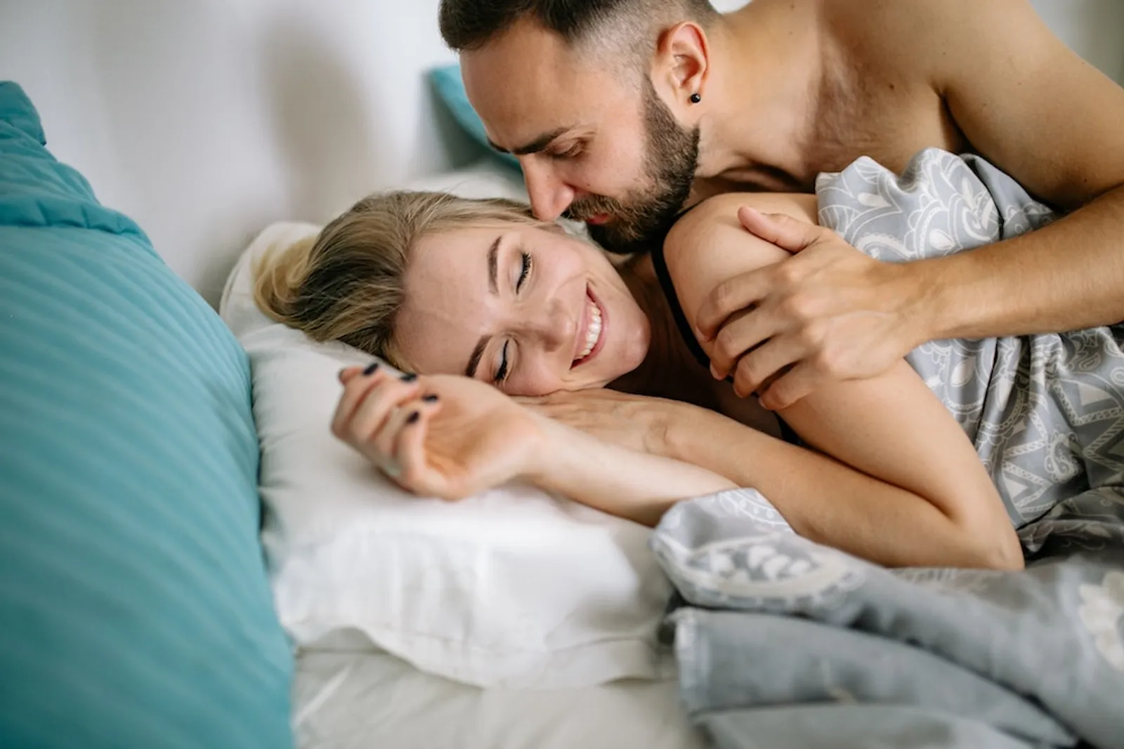 5 Bahasa Cinta di Kamar Tidur untuk Seks yang Lebih Memuaskan