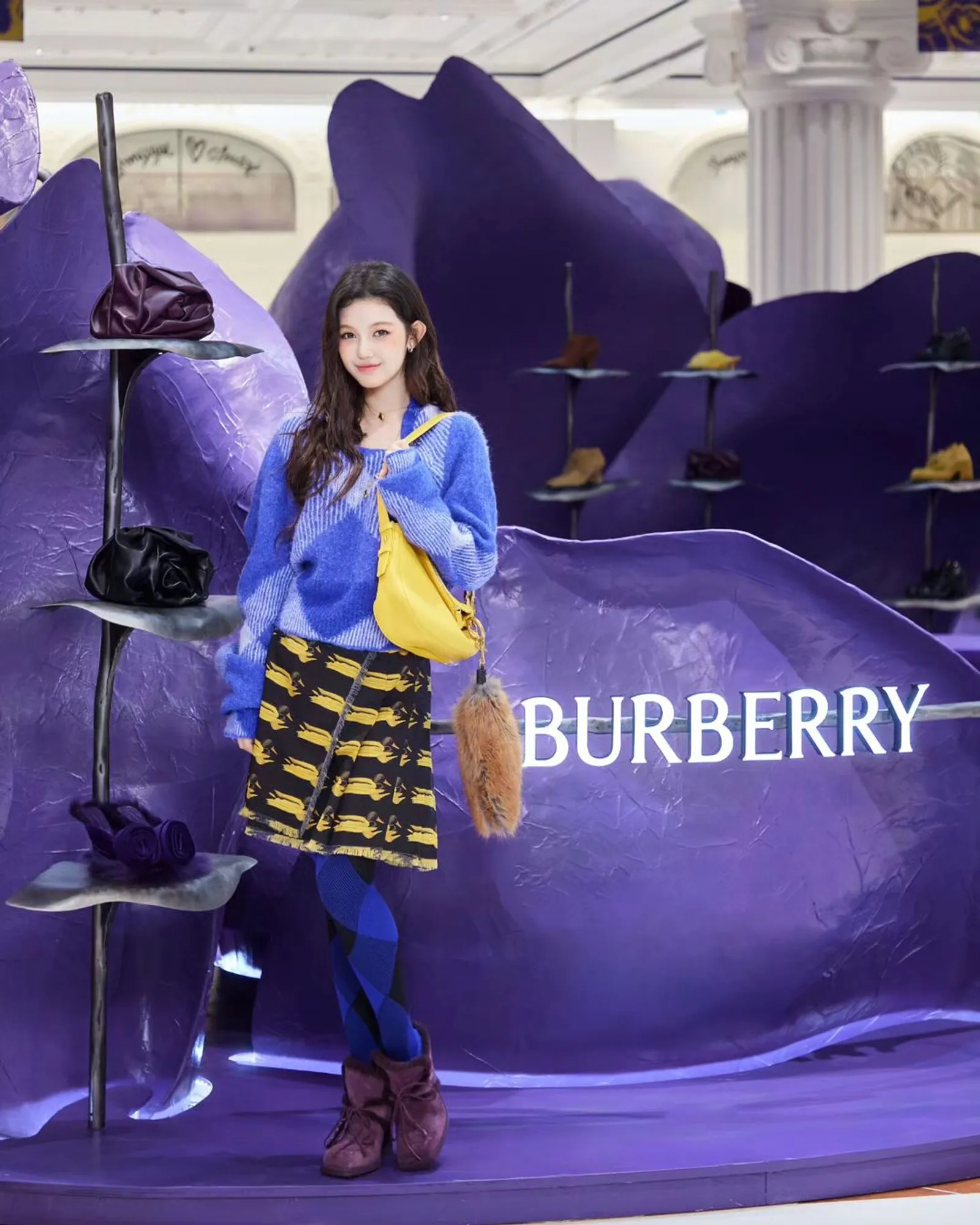 Danielle 'NewJeans' Curi Perhatian di Event Pop-Up Store Burberry