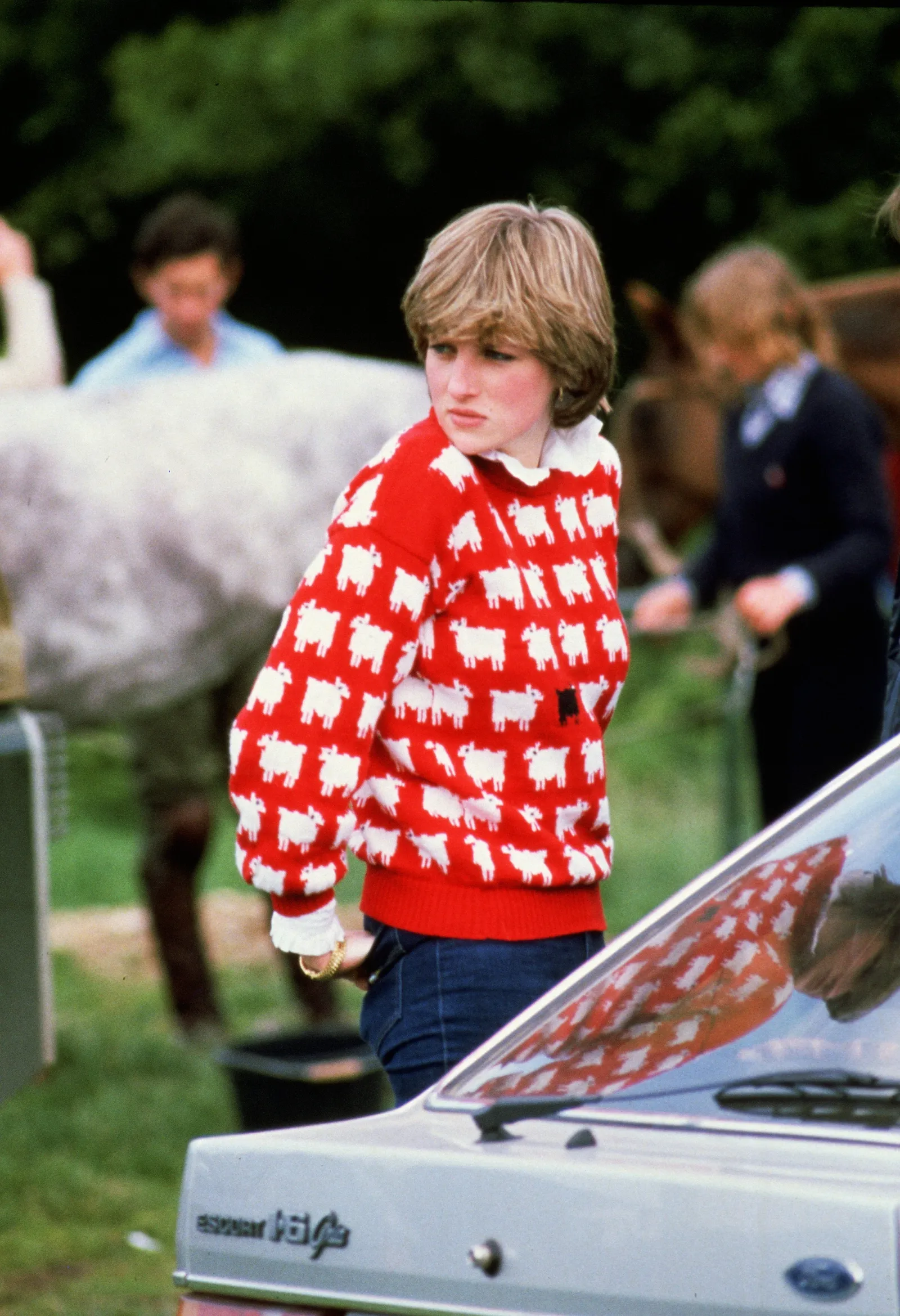 Sweater Merah Milik Putri Diana Resmi Terjual dengan Harga Fantastis