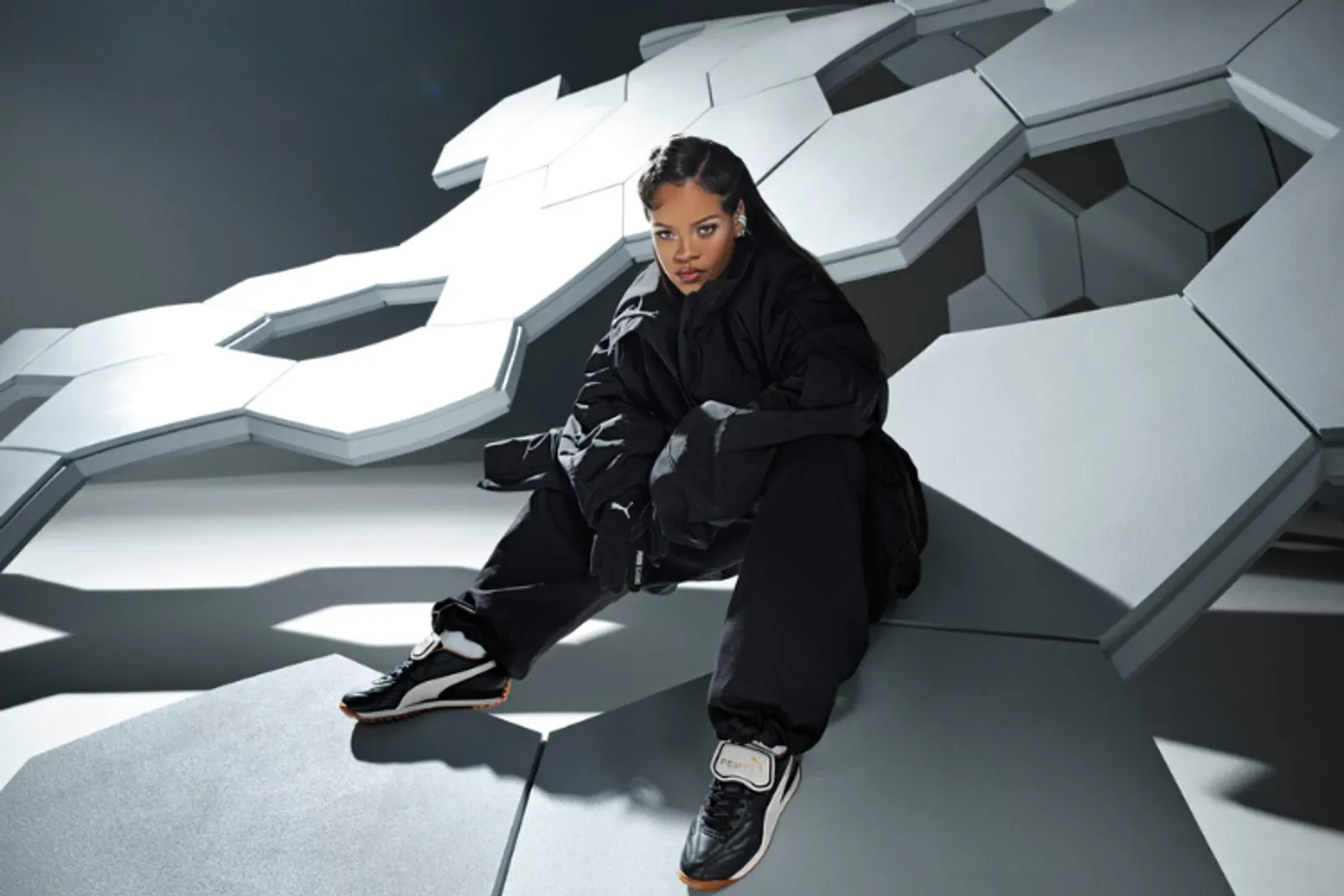 Rihanna dan PUMA Kembali Ciptakan Sneakers Baru Setelah 5 Tahun Hiatus