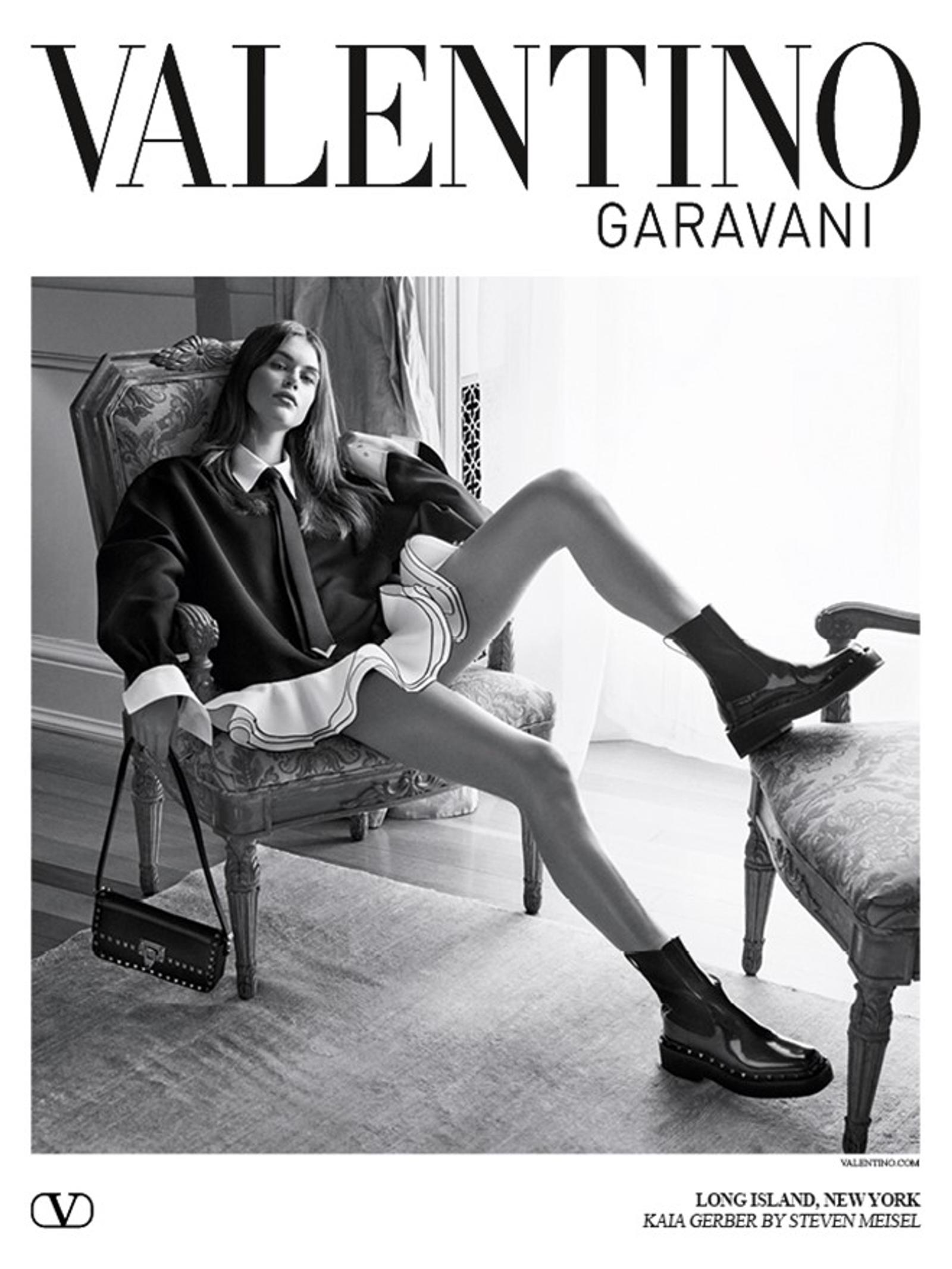 Kaia Gerber Bintangi Campaign Black Tie Valentino Fall/Winter 2023