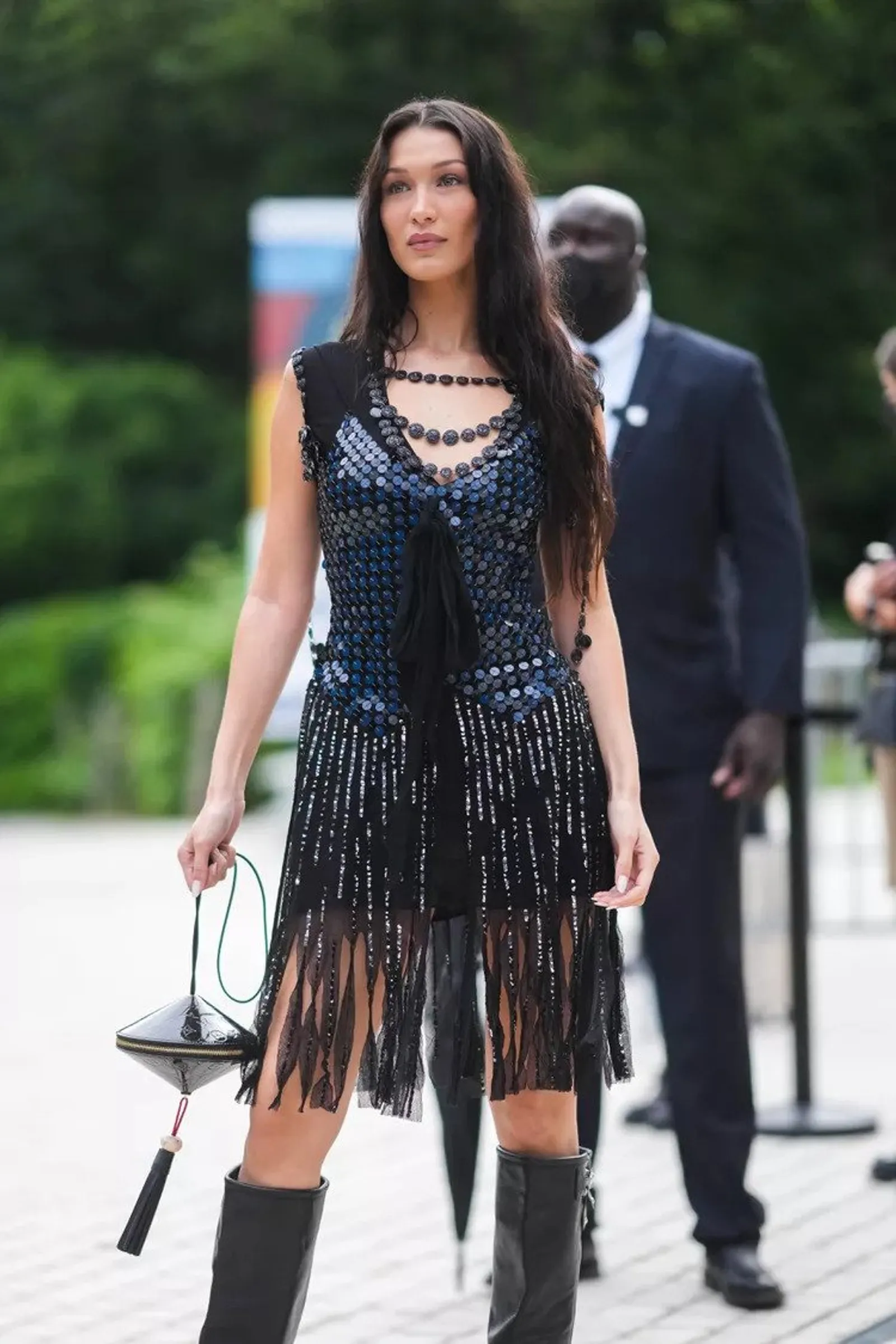 Inspirasi Tampil Statement Pakai Fringe Outfit