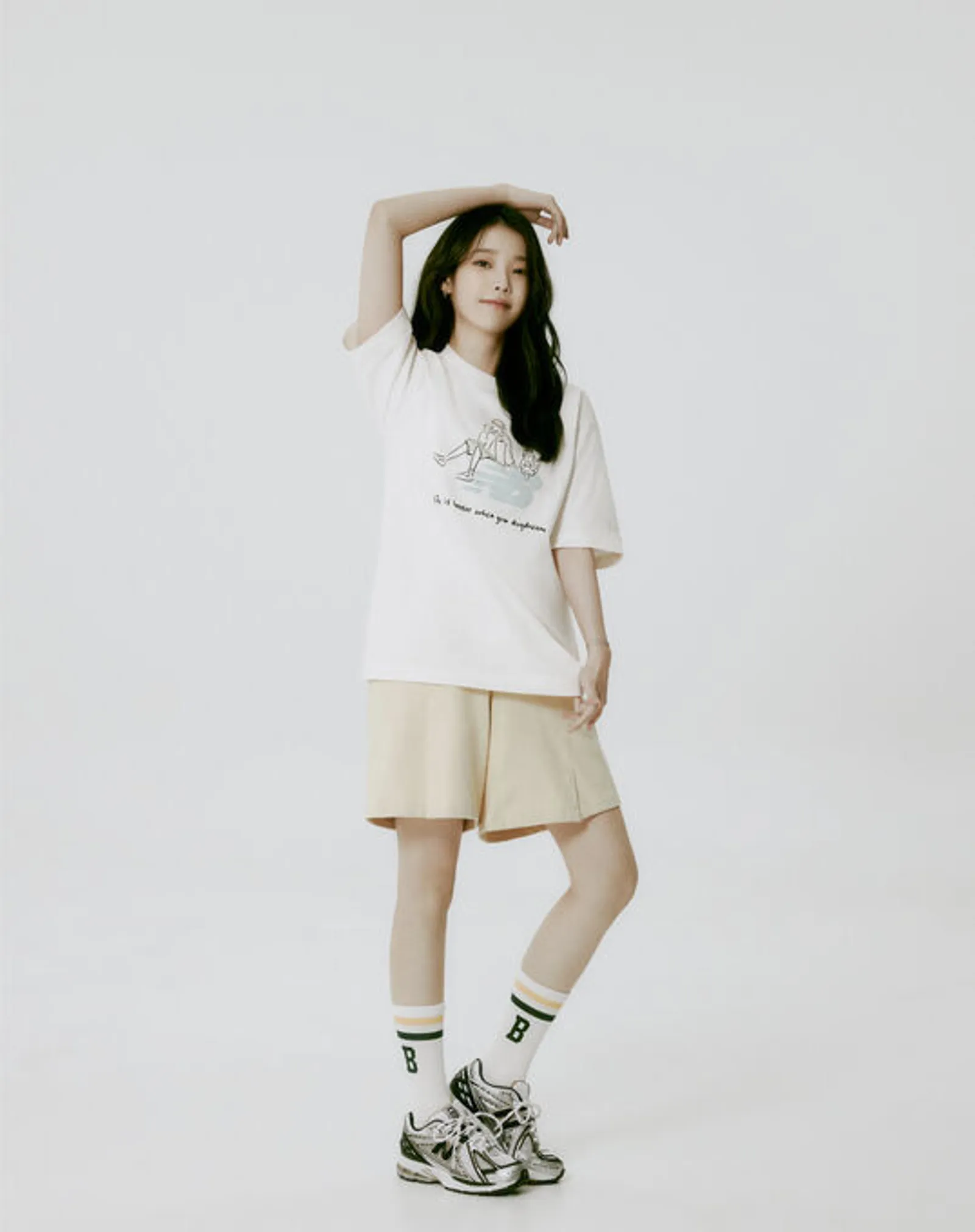 Intip Gaya Keren IU saat Jadi Model Campaign New Balance Terbaru