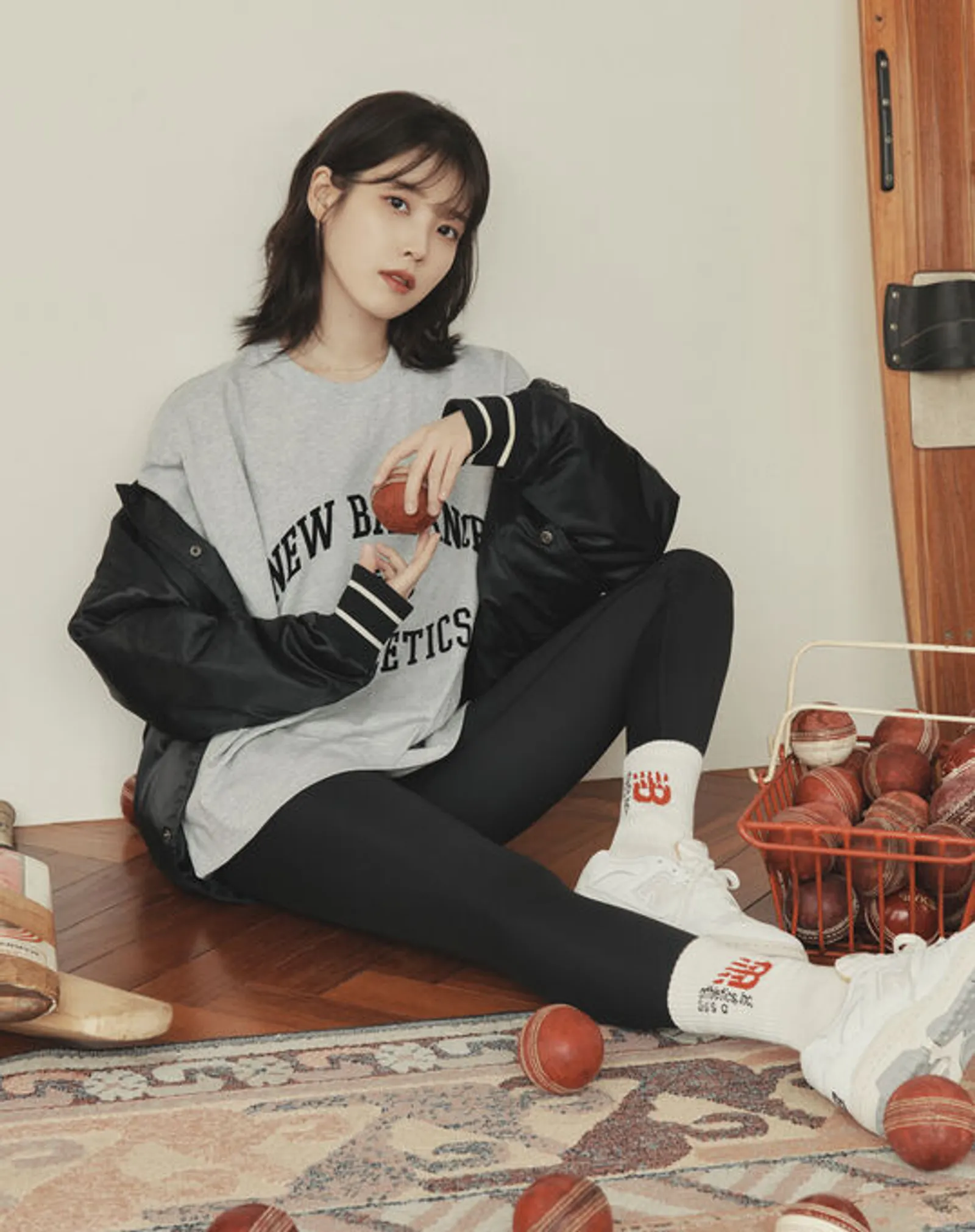 Intip Gaya Keren IU saat Jadi Model Campaign New Balance Terbaru