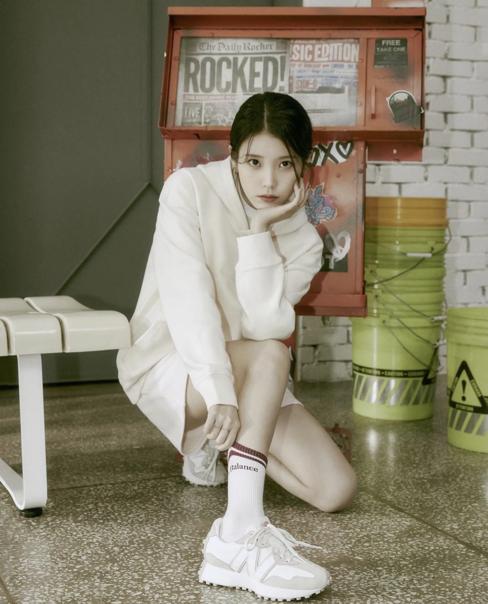 Intip Gaya Keren IU saat Jadi Model Campaign New Balance Terbaru