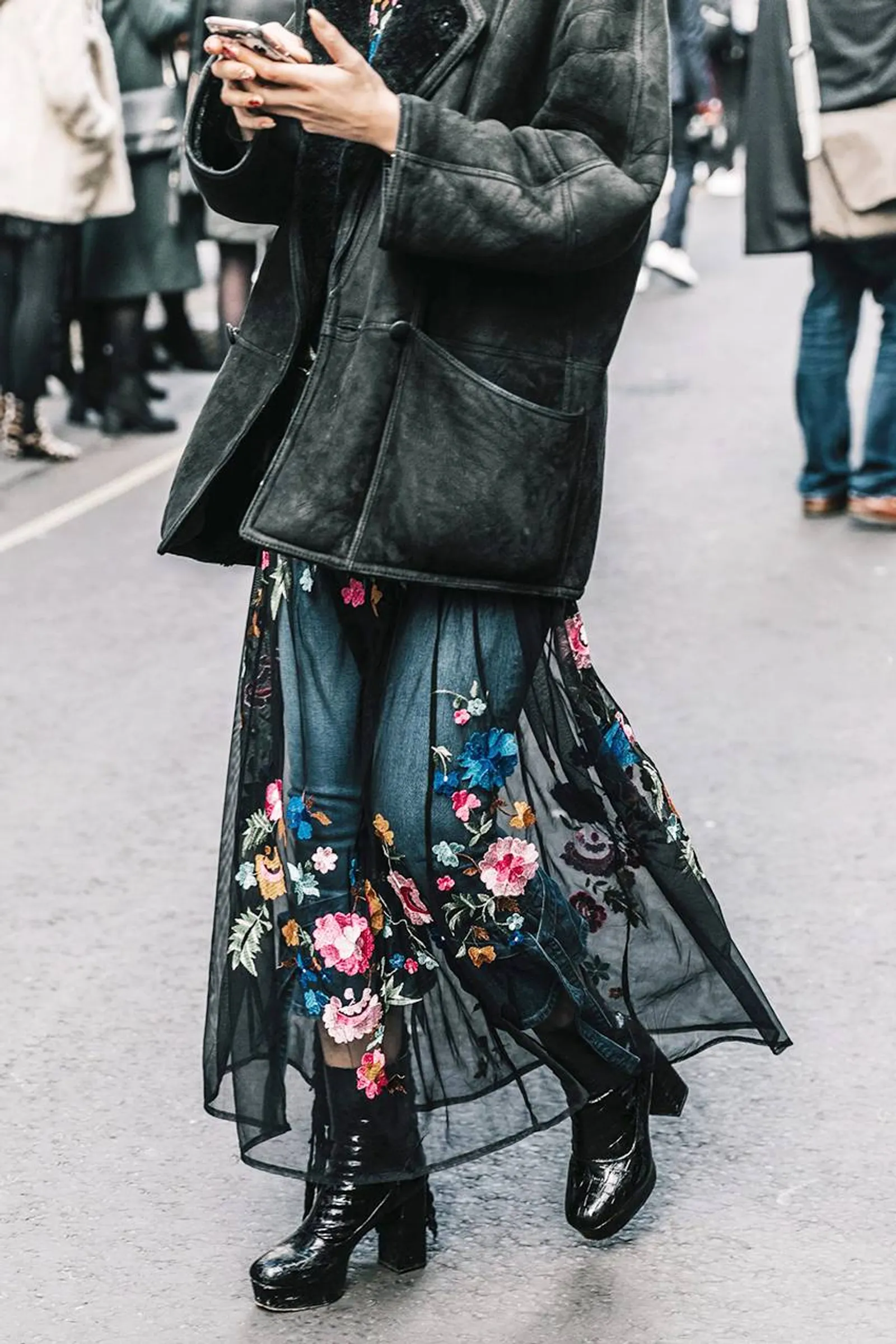 5 Inspirasi Outfit Quirky dengan Sheer Maxi Skirt yang Trendy