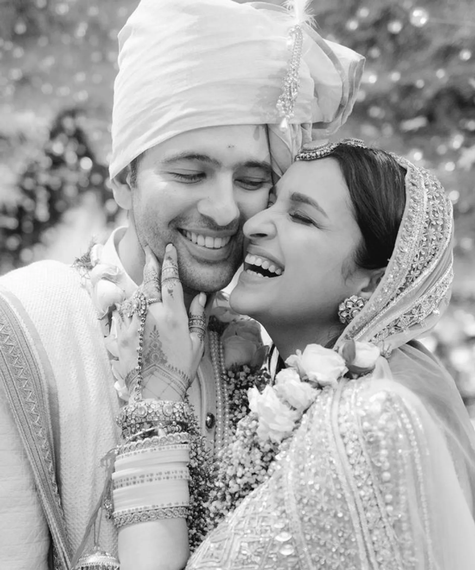 7 Foto Pernikahan Parineeti Chopra & Raghav Chadha, Priyanka Absen!