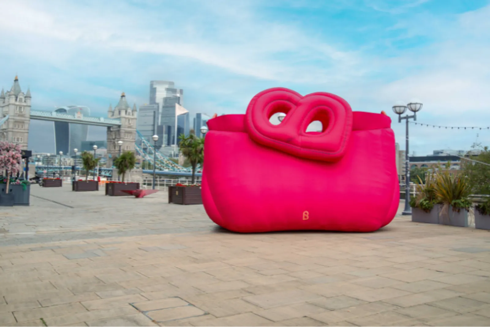 Buttonscarves Hadirkan Instalasi The Giant Inflatable Bag di London