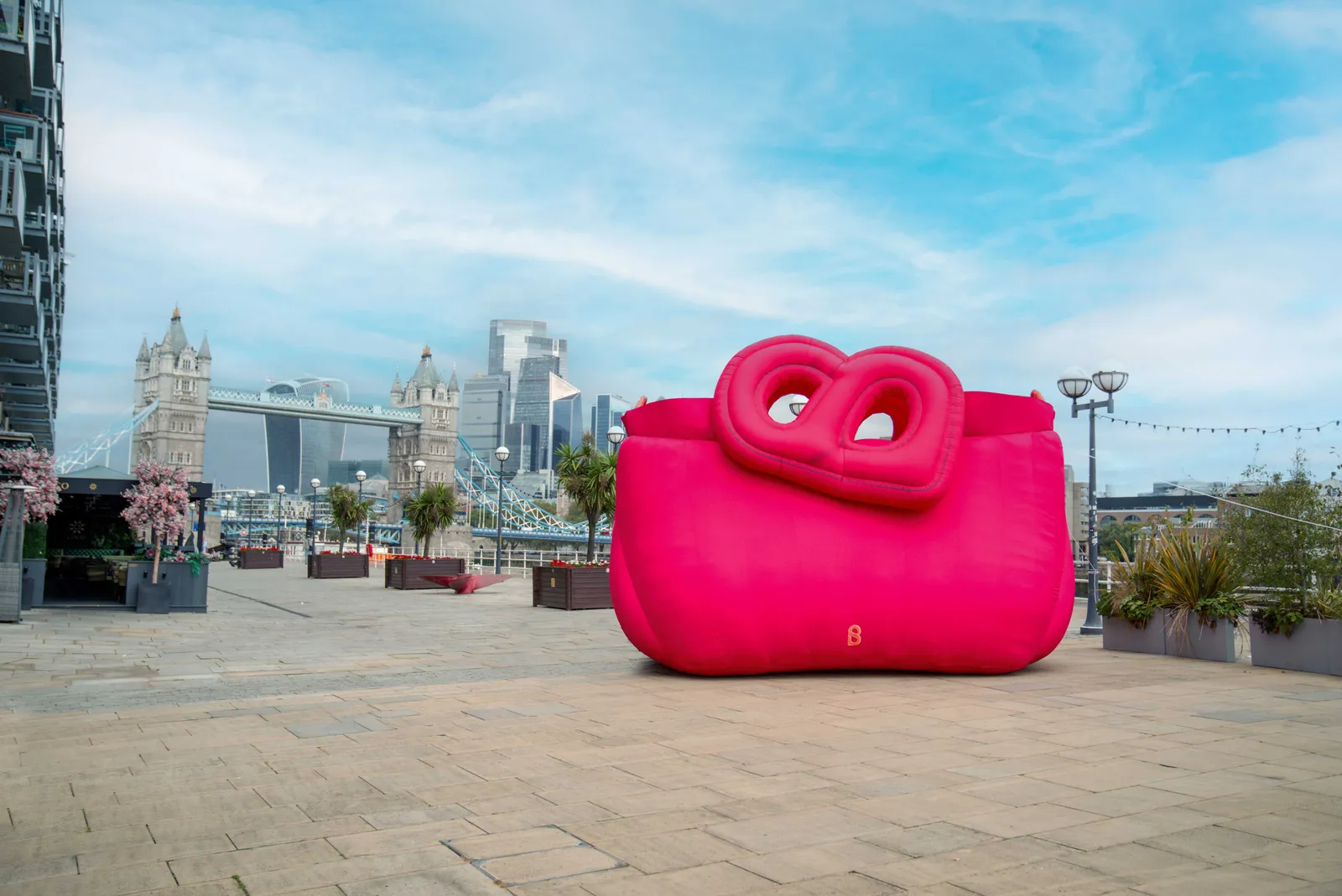 Buttonscarves Hadirkan Instalasi The Giant Inflatable Bag di London