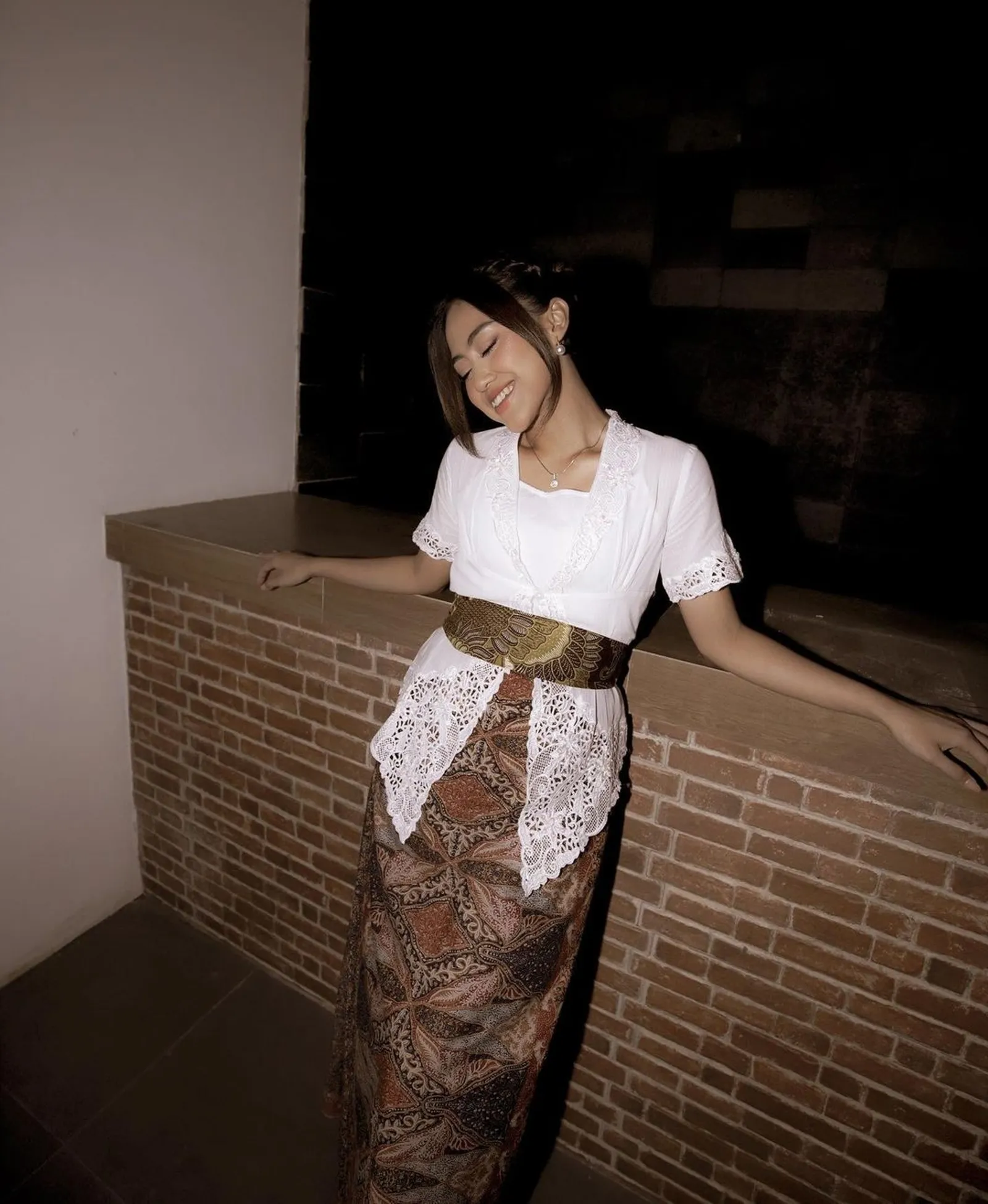 Tips Tampil Manis Pakai Rok Lilit a La Sisca Eks JKT48