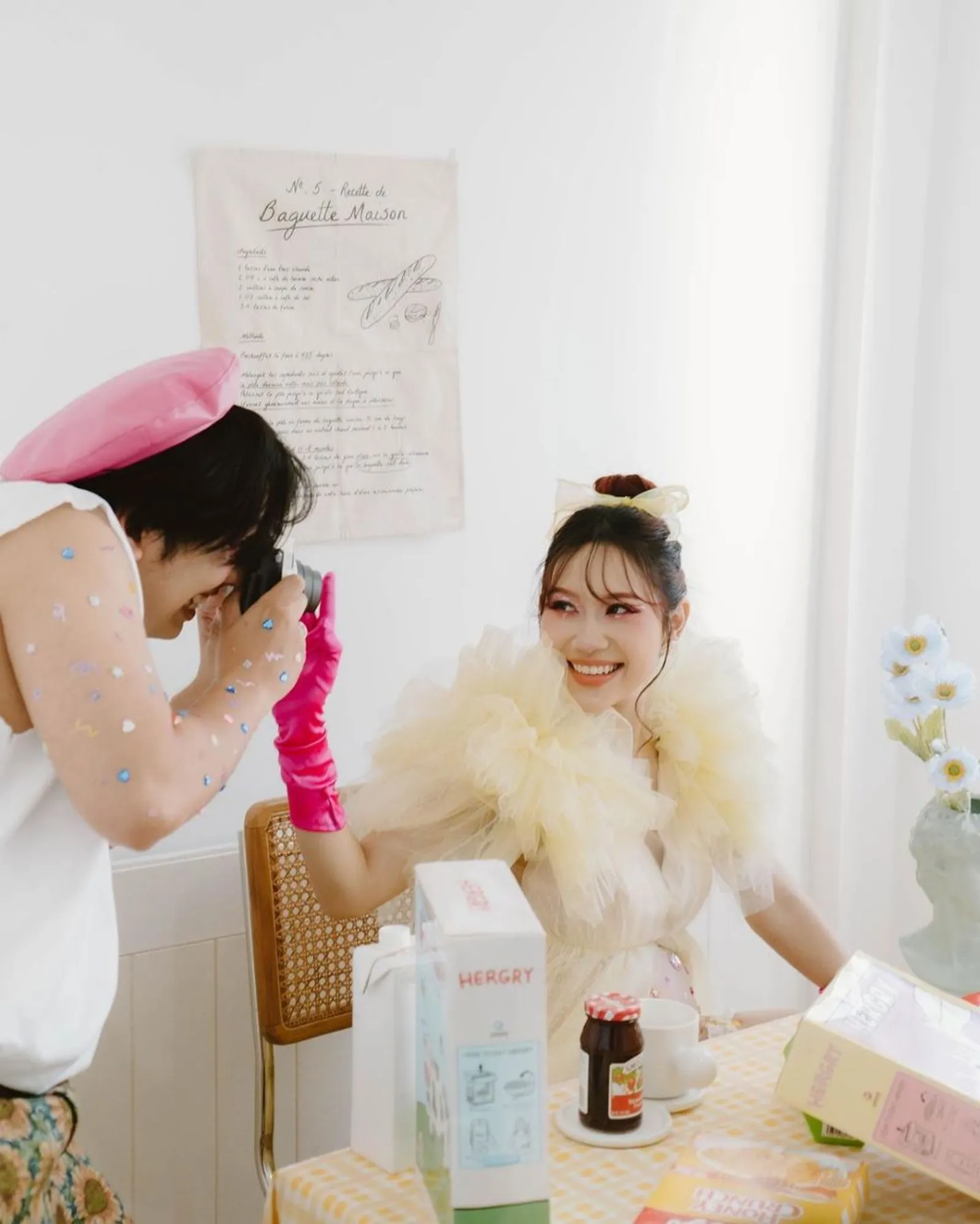 Gemas! 7 Potret Maternity Triarona Eks 'JKT48' yang Bertema Colorful