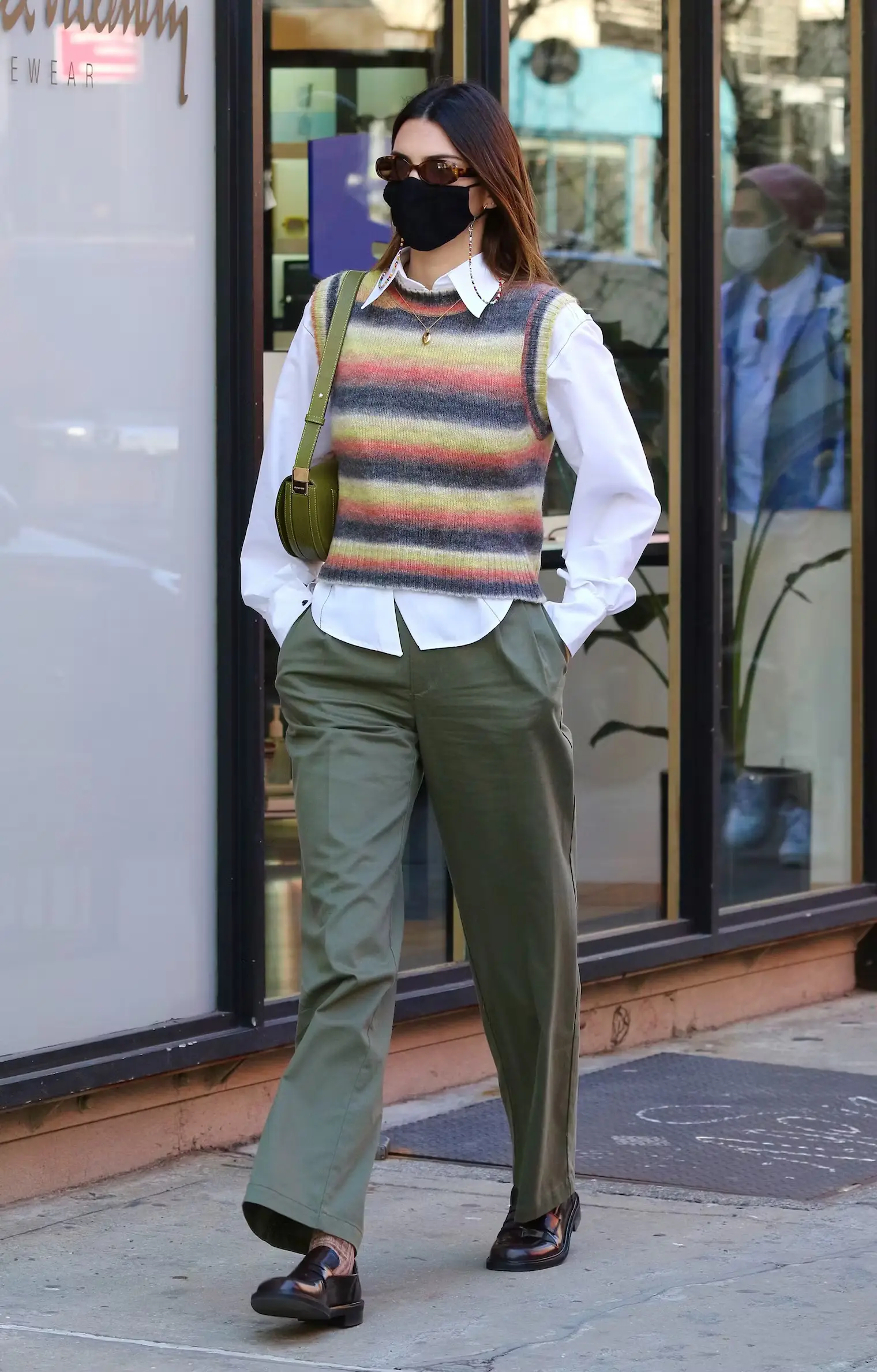 Tips Tampil Preppy dengan Sweater Vest a La Kendall Jenner