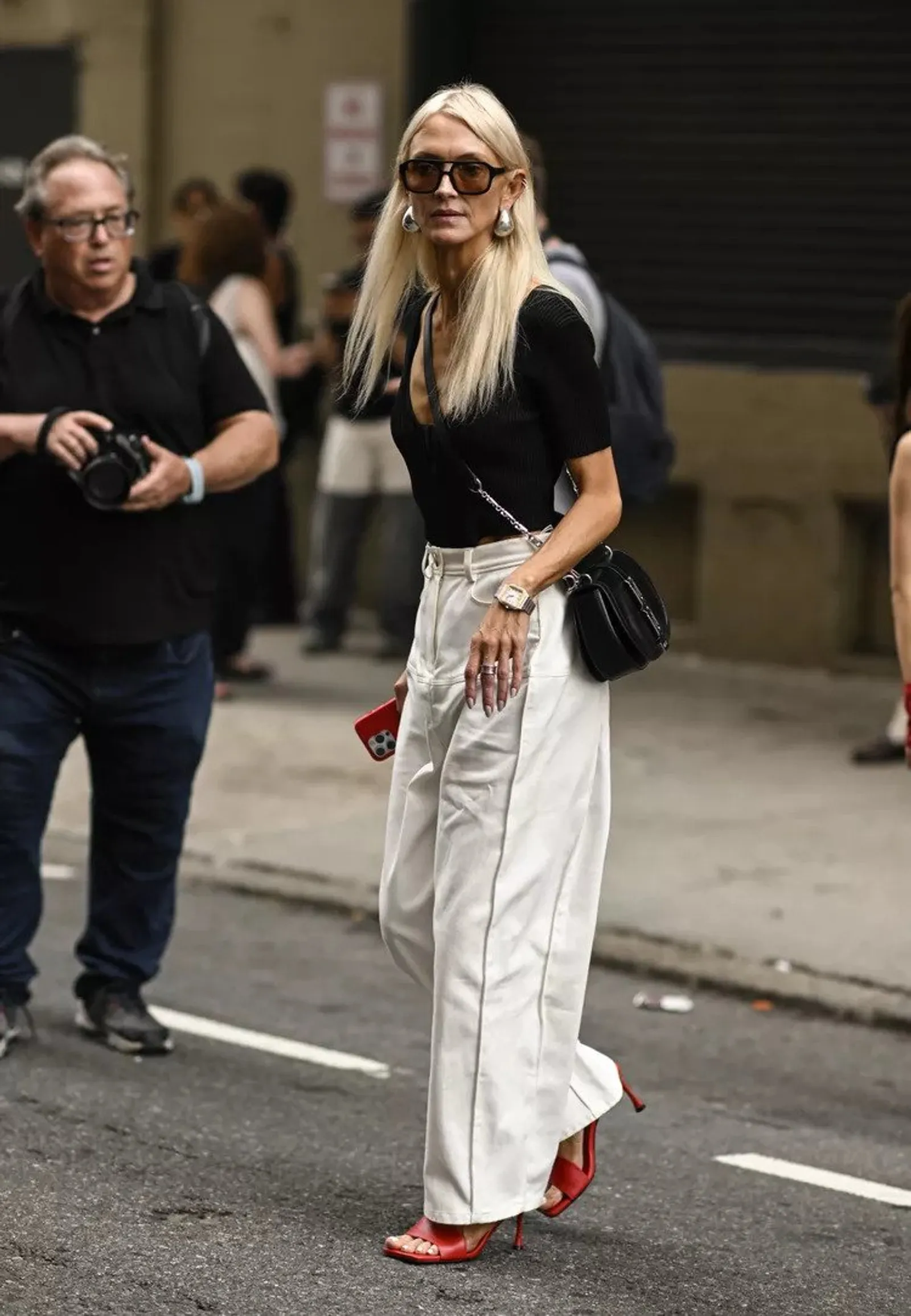 Pilihan Model Sepatu yang Cocok untuk Wide-Leg Pants