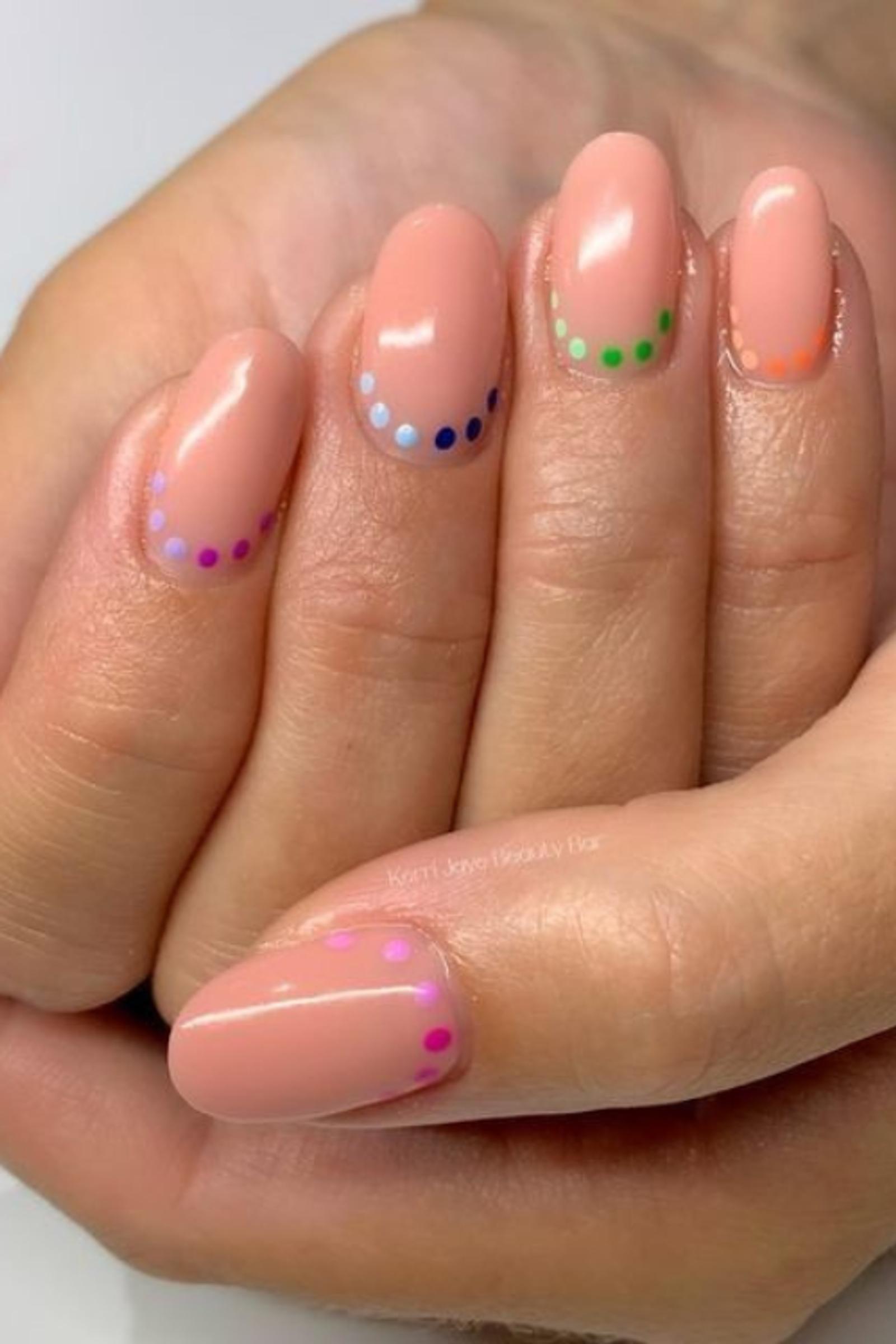 Inspirasi Dots Nail Art yang Bikin Tampilan Kuku Jadi Semakin Menarik