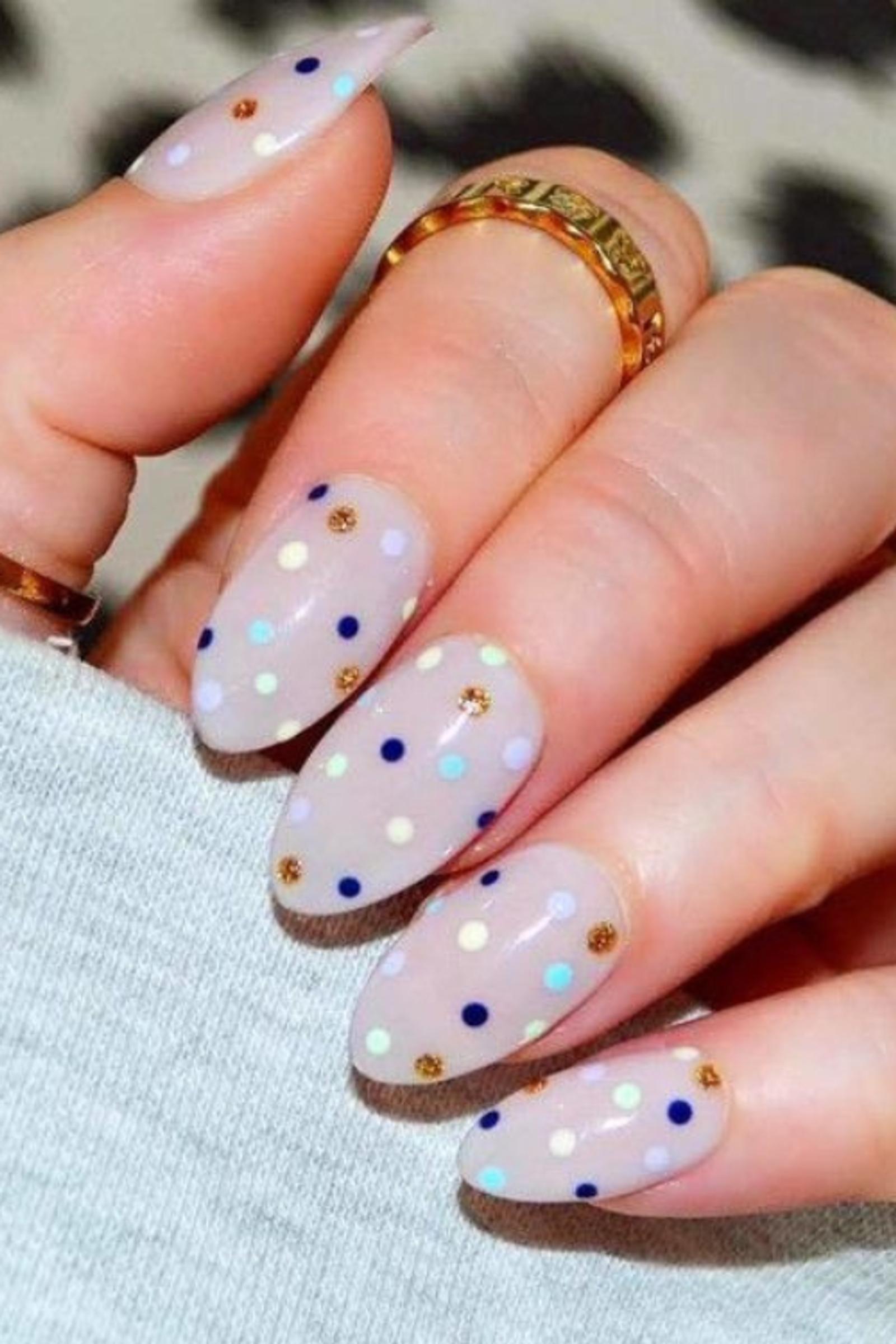 Inspirasi Dots Nail Art yang Bikin Tampilan Kuku Jadi Semakin Menarik