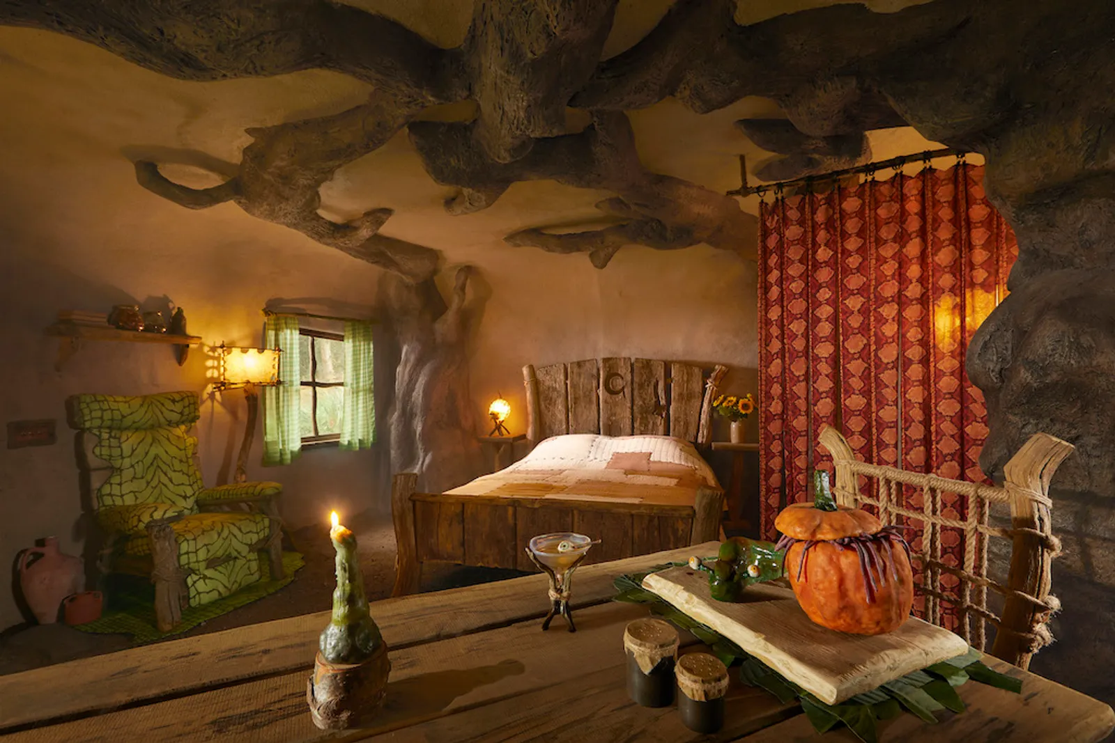 Ramaikan Halloween, Airbnb Hadirkan Pengalaman Menginap di Rawa Shrek